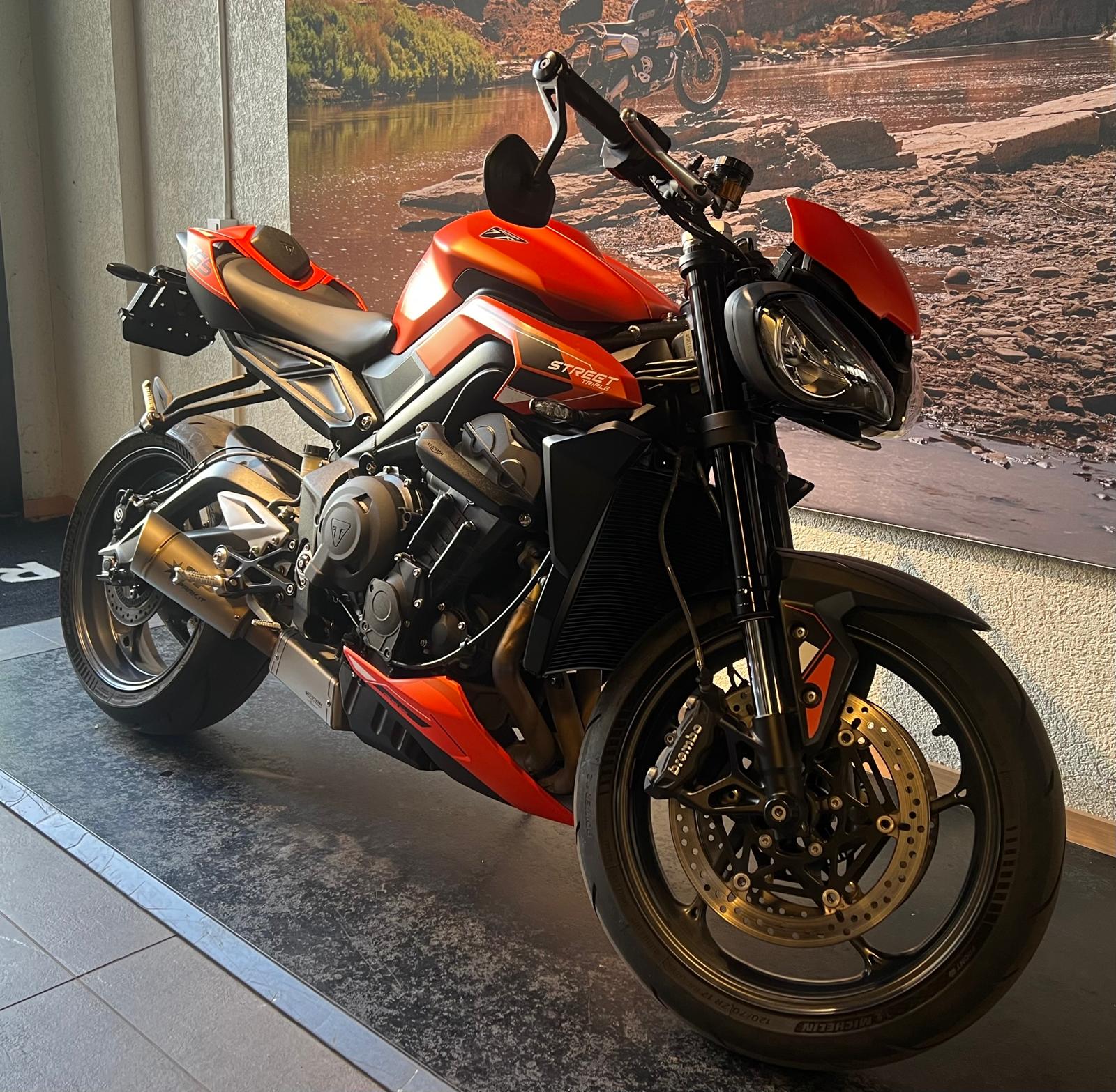 TRIUMPH Street Triple R 765-showroom-element-1
