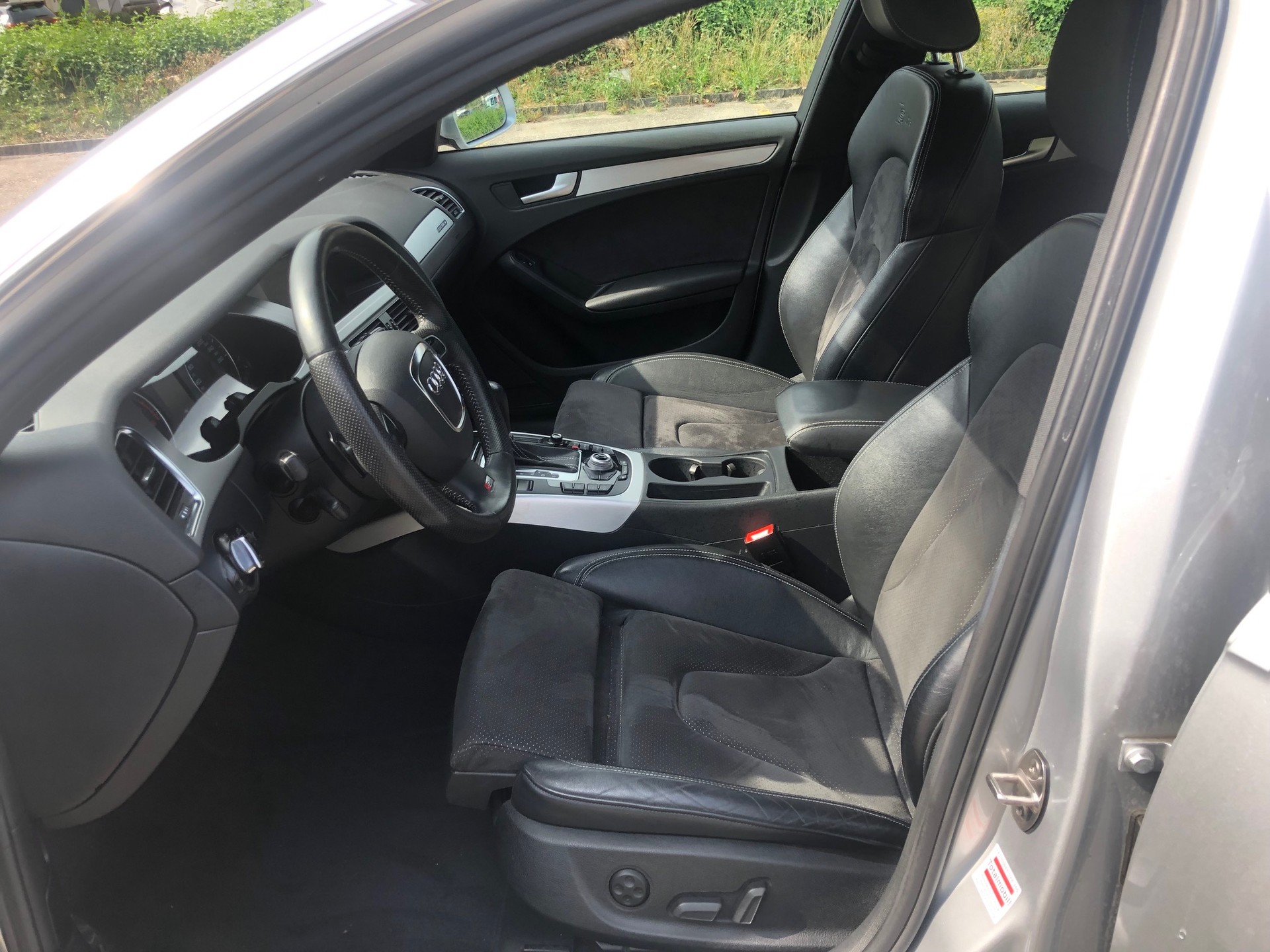 AUDI A4 Avant 2.0 TFSI quattro S-tronic-image-8
