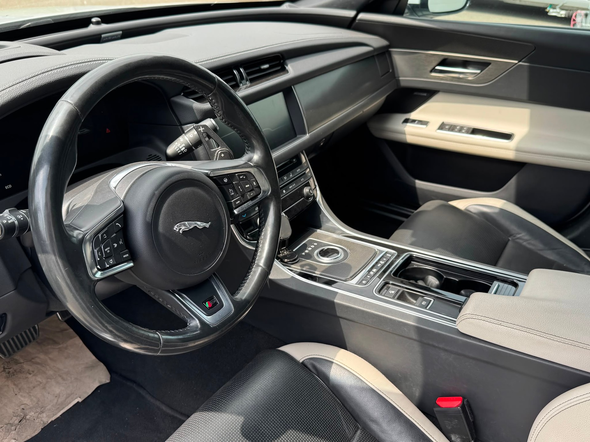 JAGUAR XF S AWD-image-11