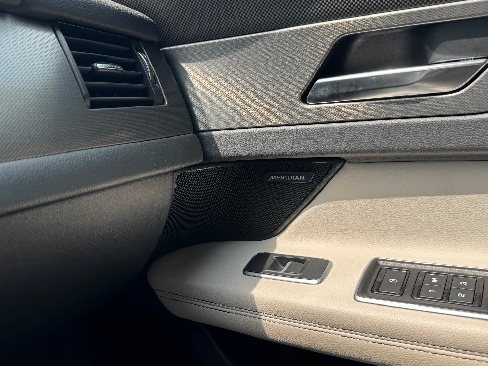JAGUAR XF S AWD-image-14