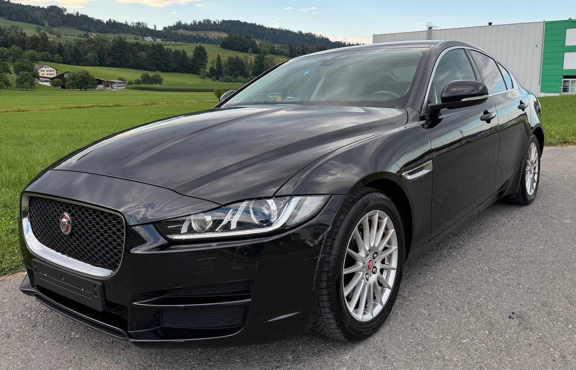 JAGUAR XE 20d Pure Automat-image-0