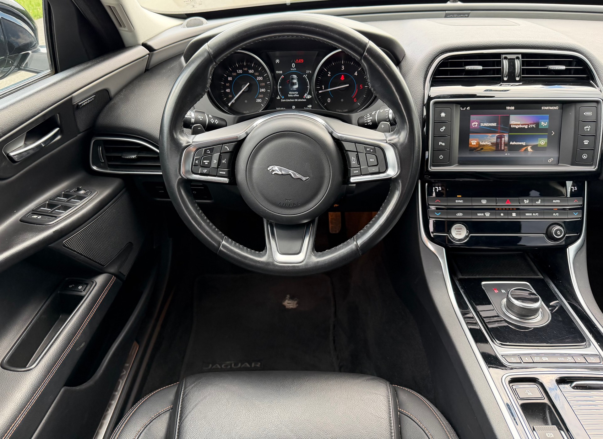 JAGUAR XE 20d Pure Automat-image-13