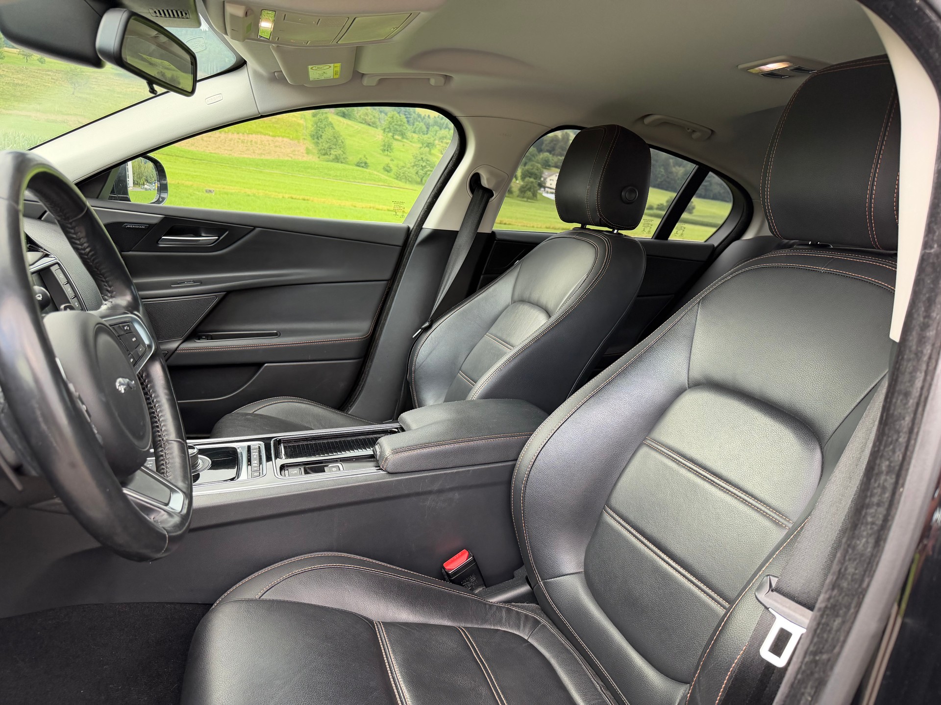 JAGUAR XE 20d Pure Automat-image-9