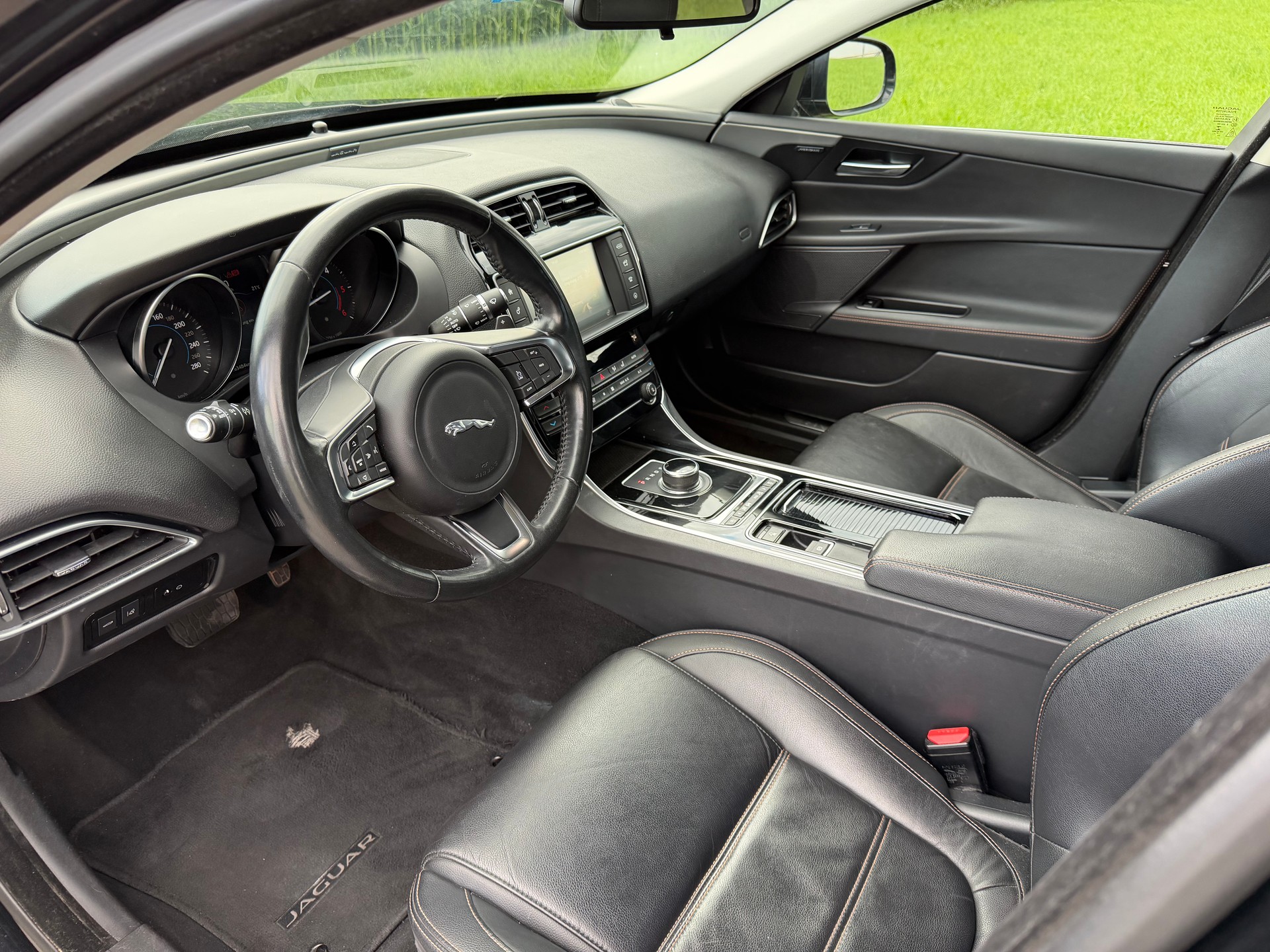 JAGUAR XE 20d Pure Automat-image-8