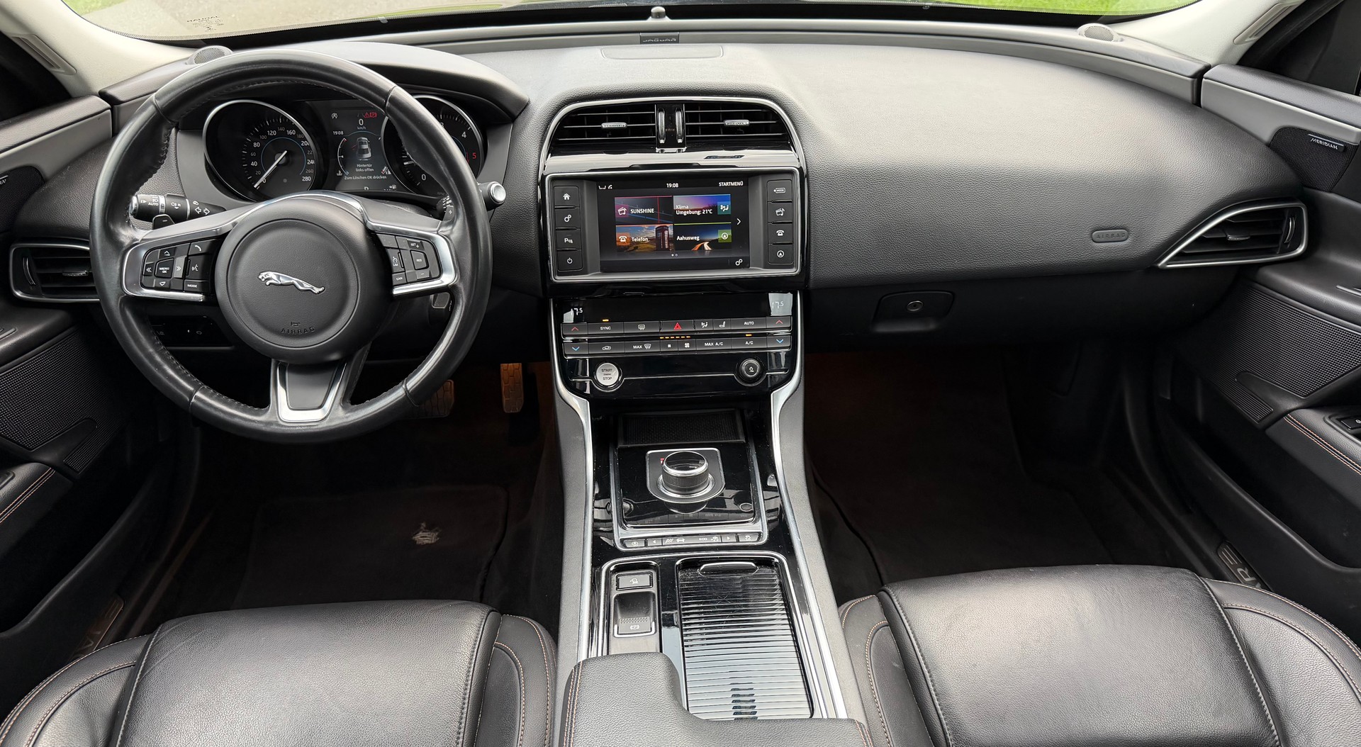 JAGUAR XE 20d Pure Automat-image-12