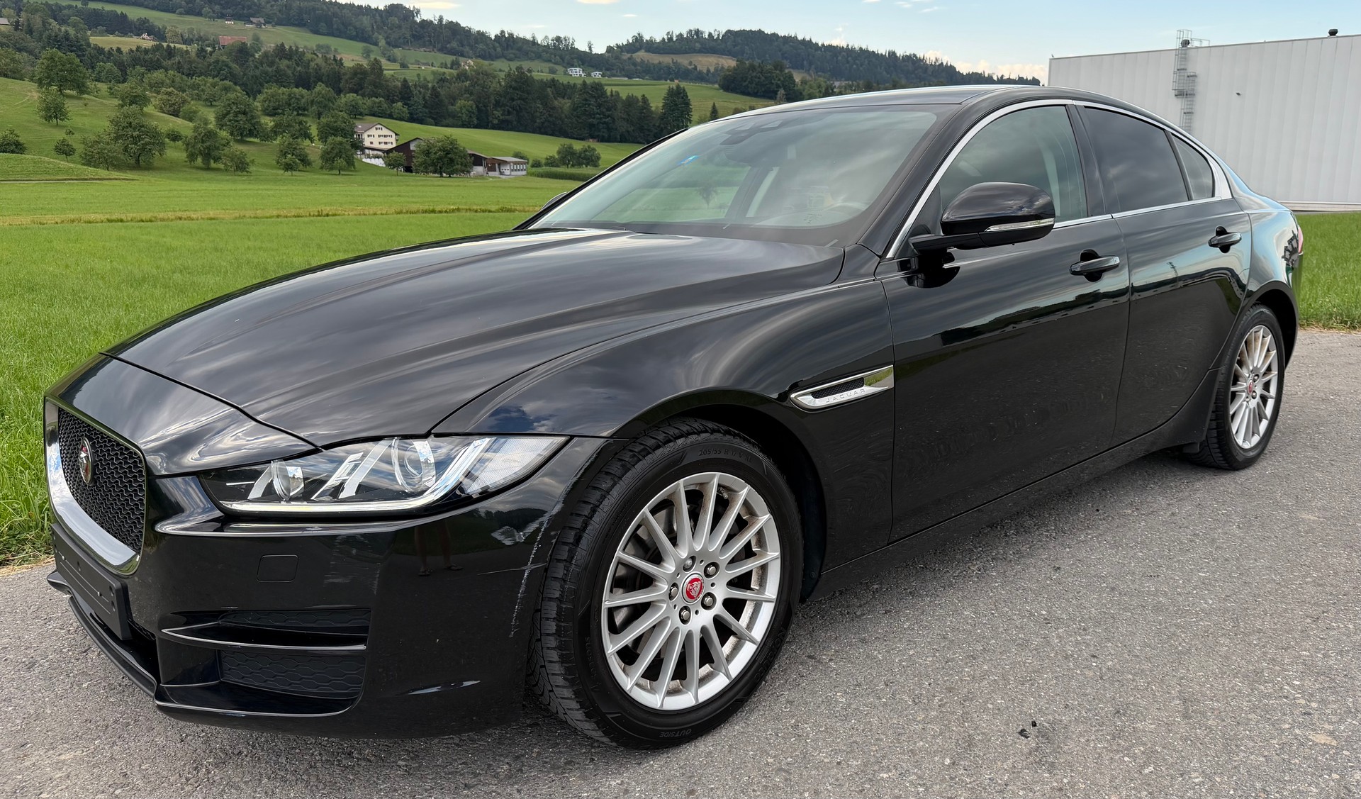 JAGUAR XE 20d Pure Automat-image-1