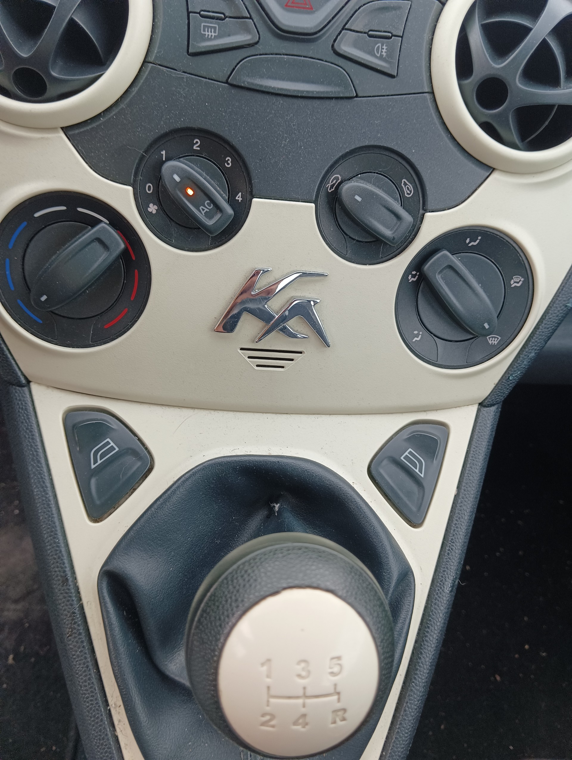 FORD KA 1.25 Titanium-image-7