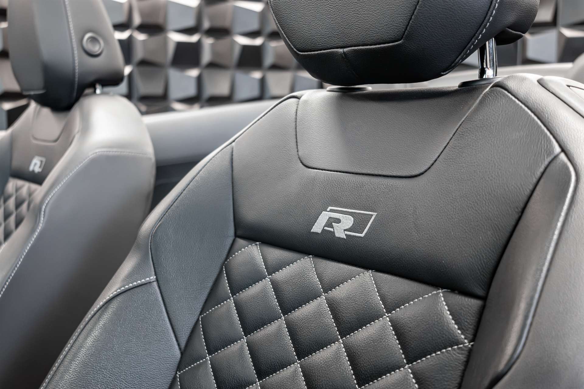 VW T-Roc Cabriolet 1.5 TSI EVO R-Line DSG-image-17