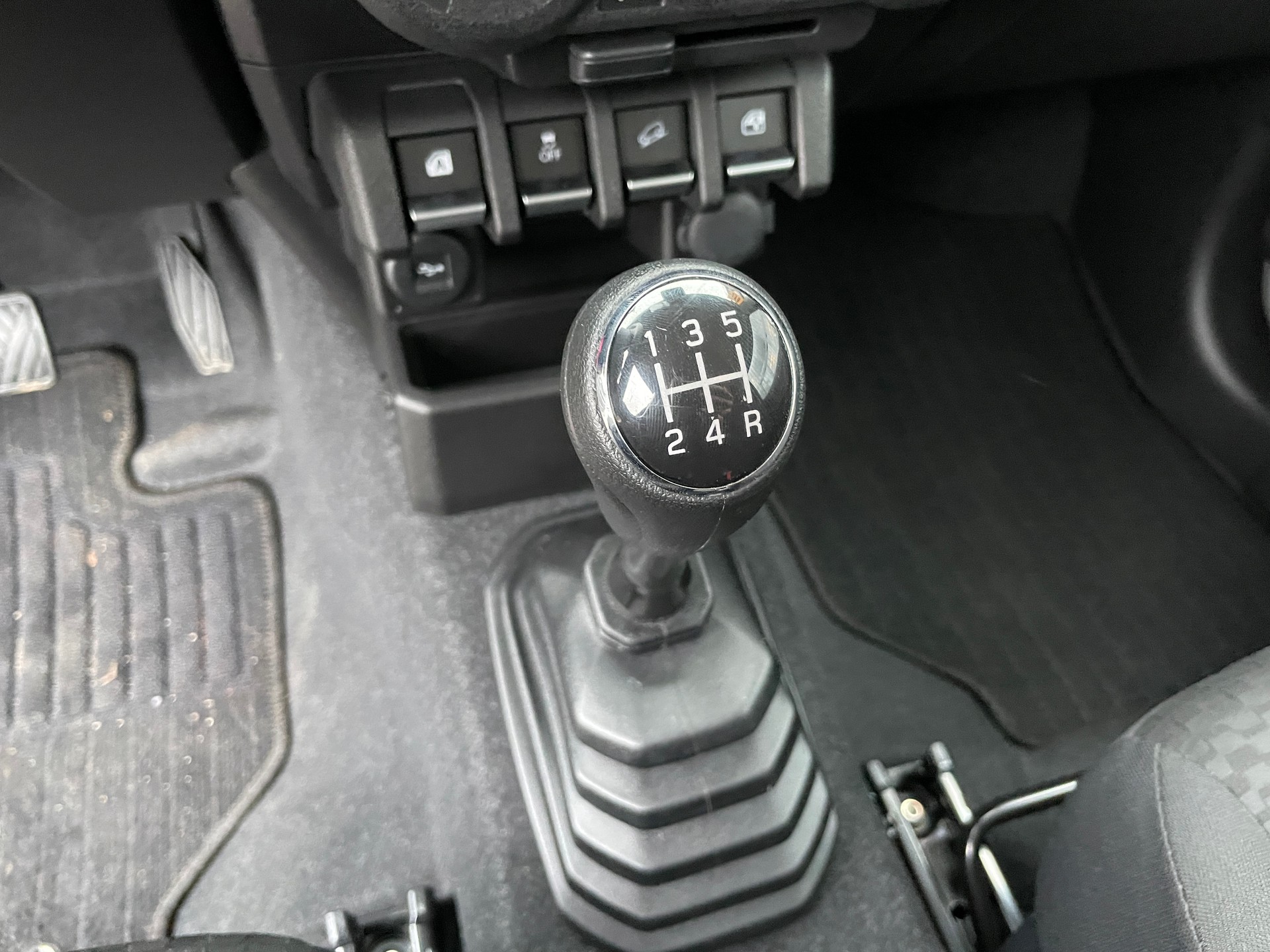 SUZUKI Jimny 1.5 Compact+ 4x4 Retro Edition-image-17