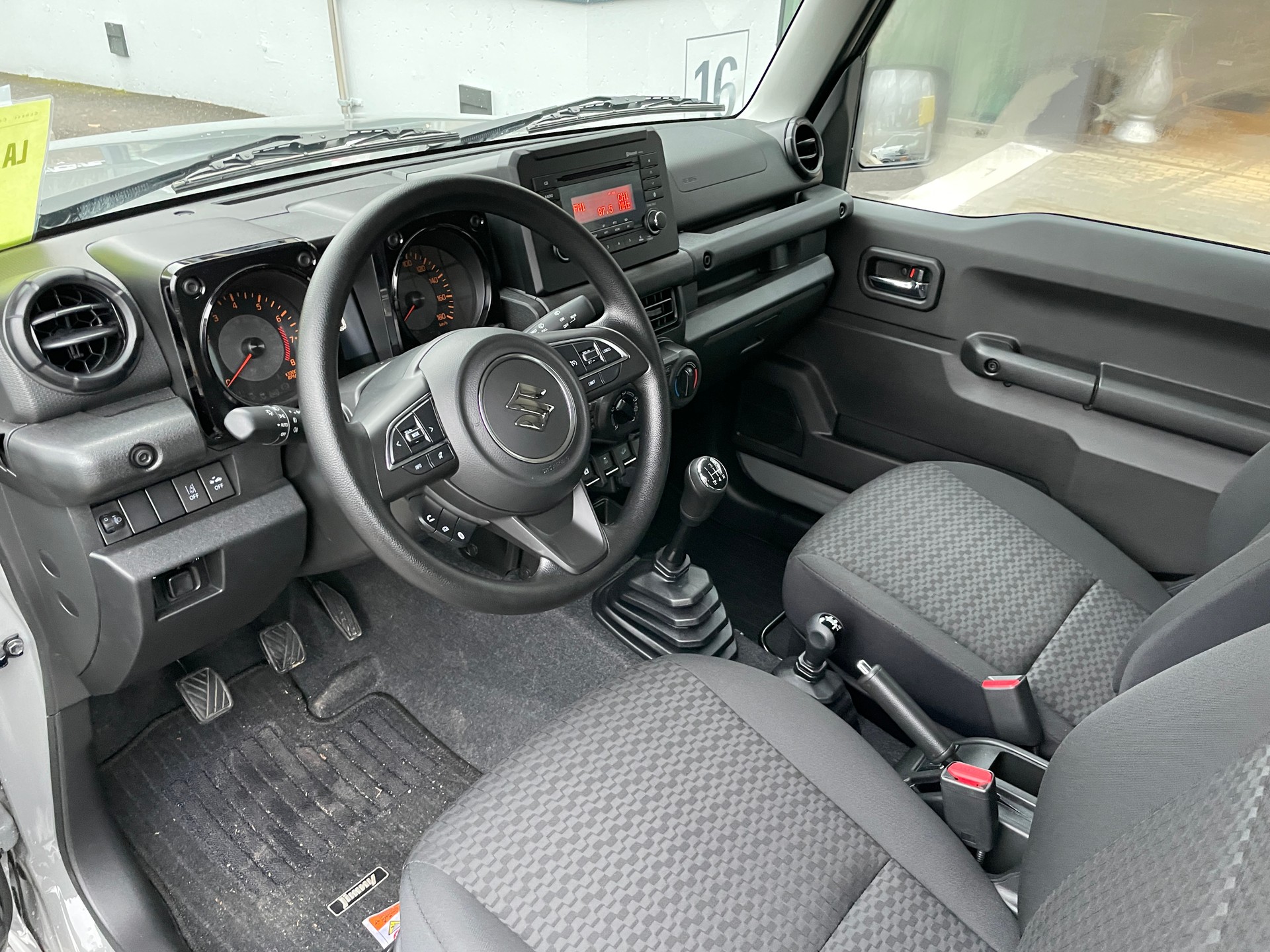 SUZUKI Jimny 1.5 Compact+ 4x4 Retro Edition-image-13