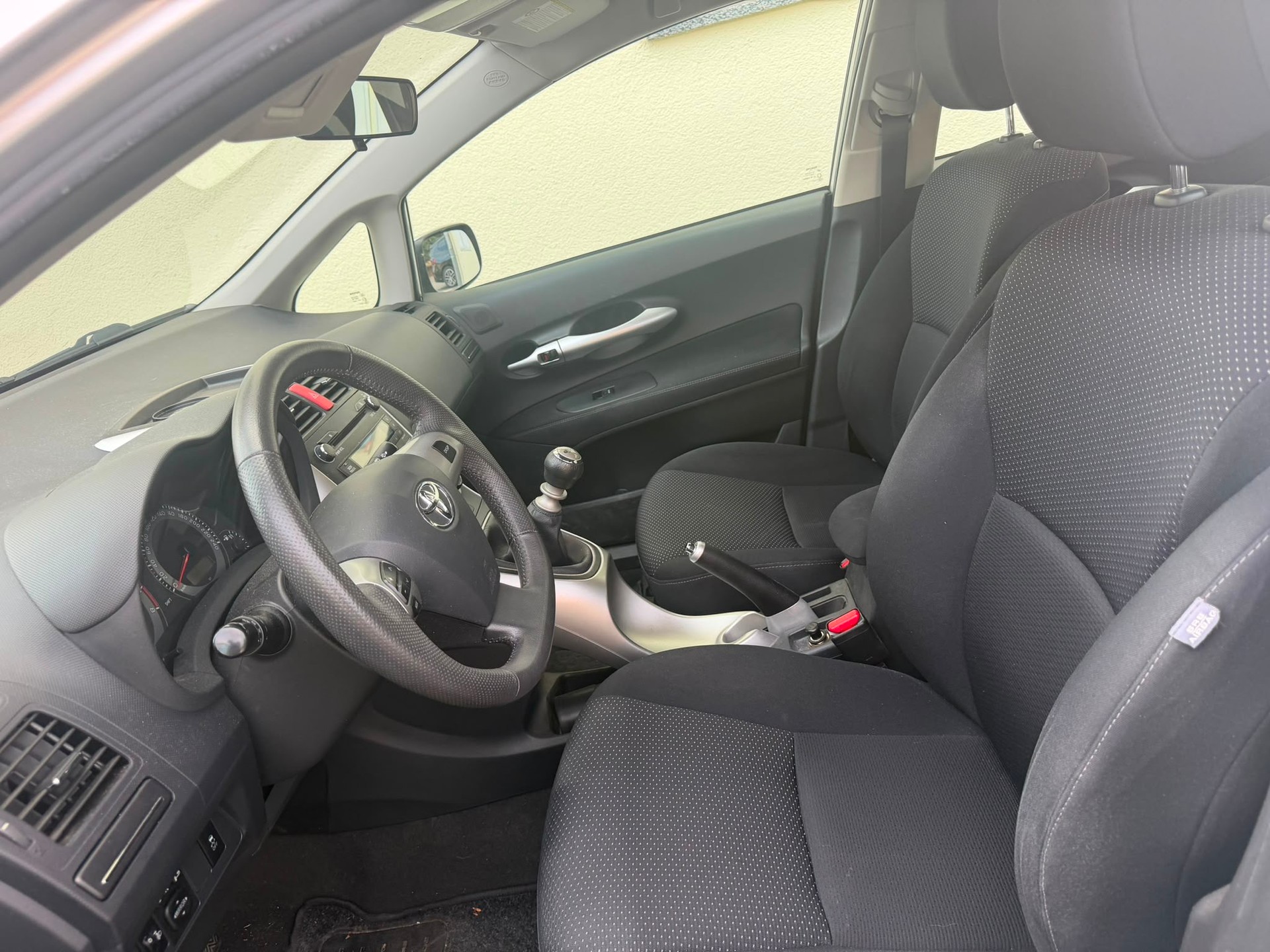 TOYOTA Auris 1.6 Linea Luna-image-9