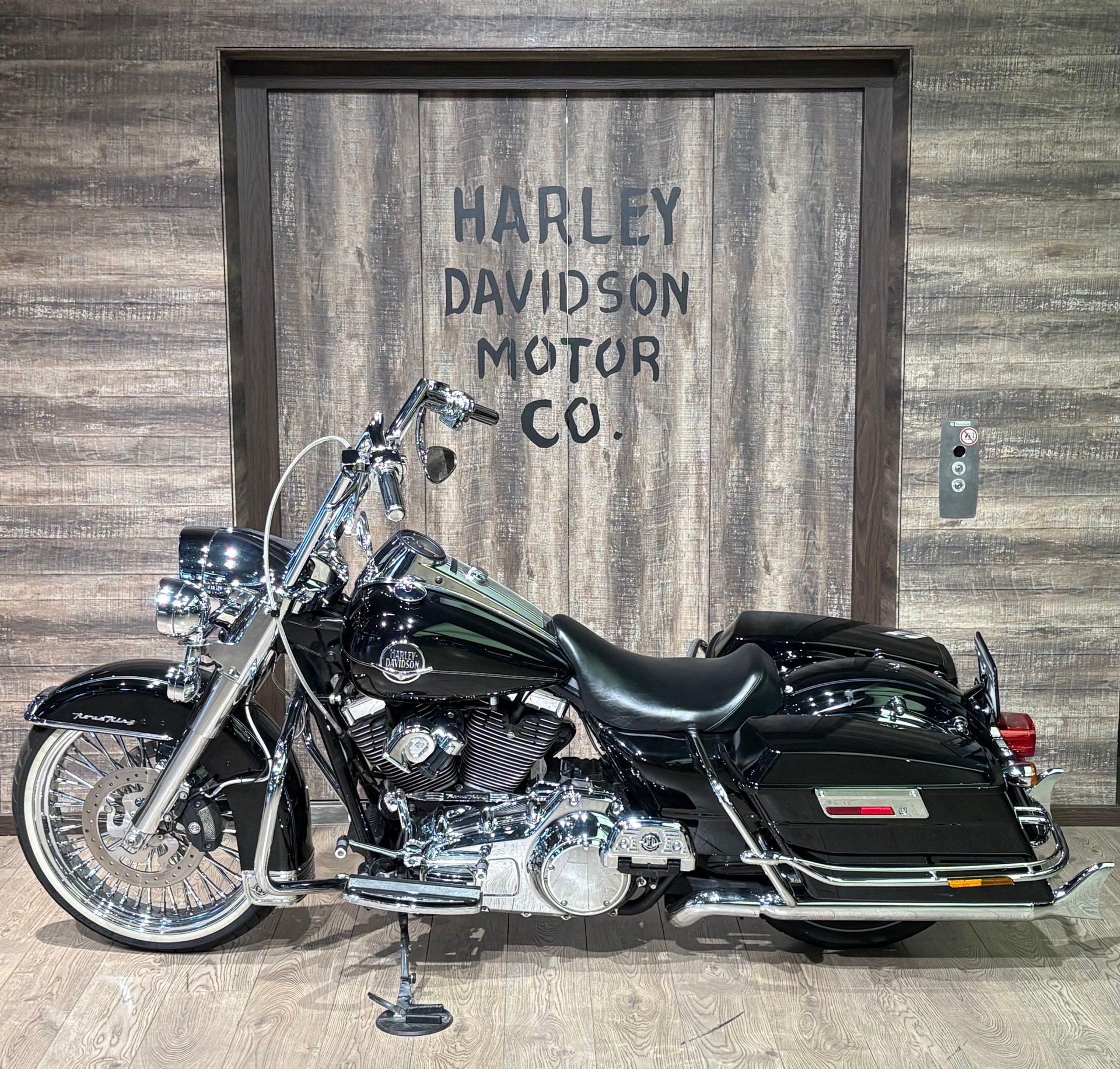HARLEY-DAVIDSON FLHRC Road King Classic ABS-showroom-element-3