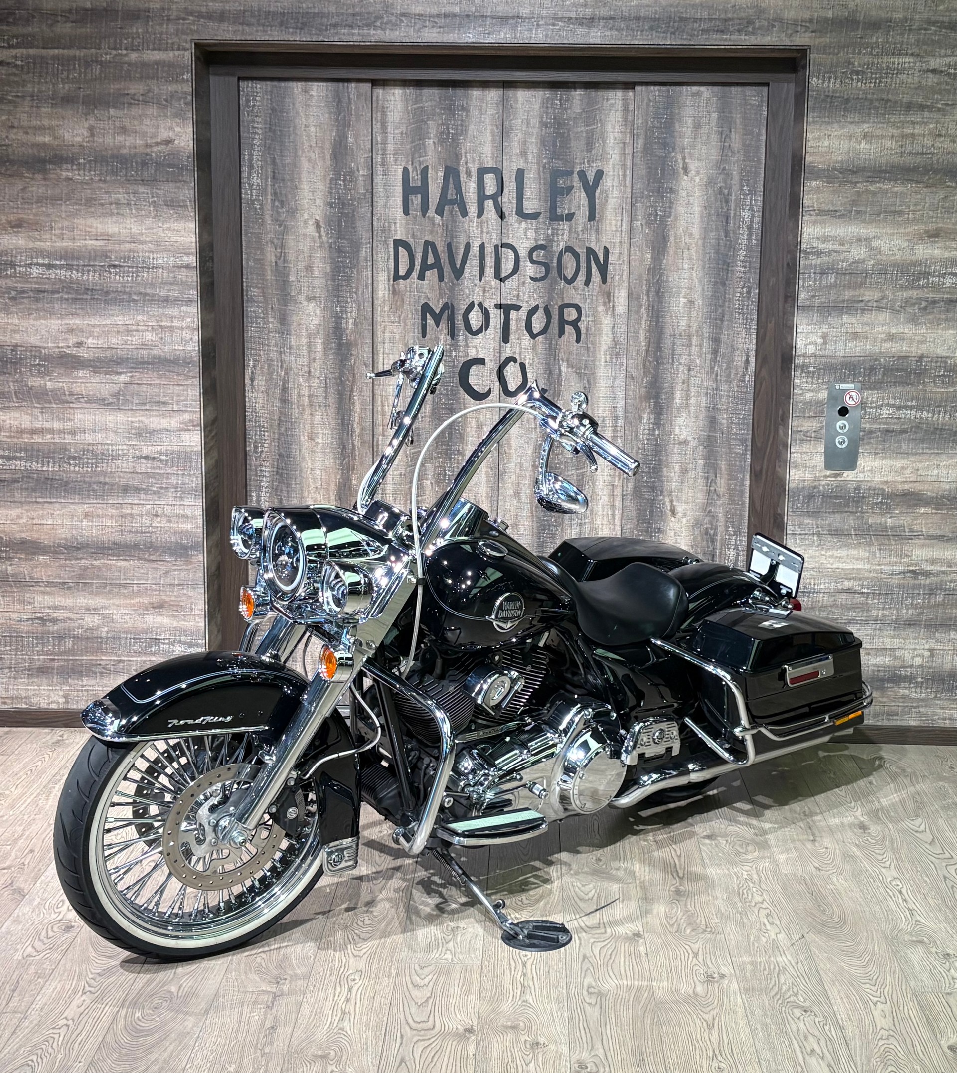 HARLEY-DAVIDSON FLHRC Road King Classic ABS-showroom-element-2