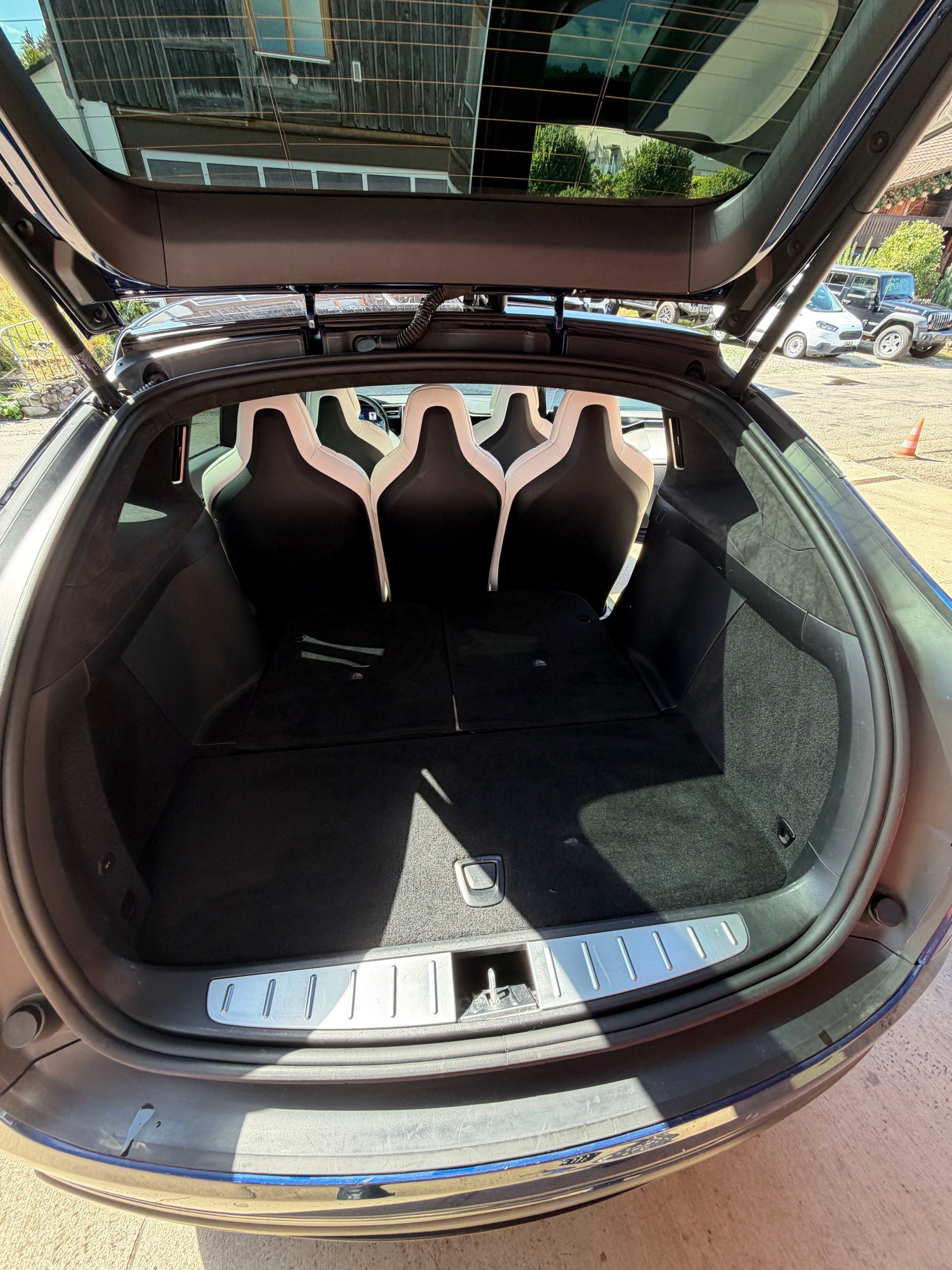 TESLA Model X 90 D / SoH 87,4% / 7Sitzer-image-16