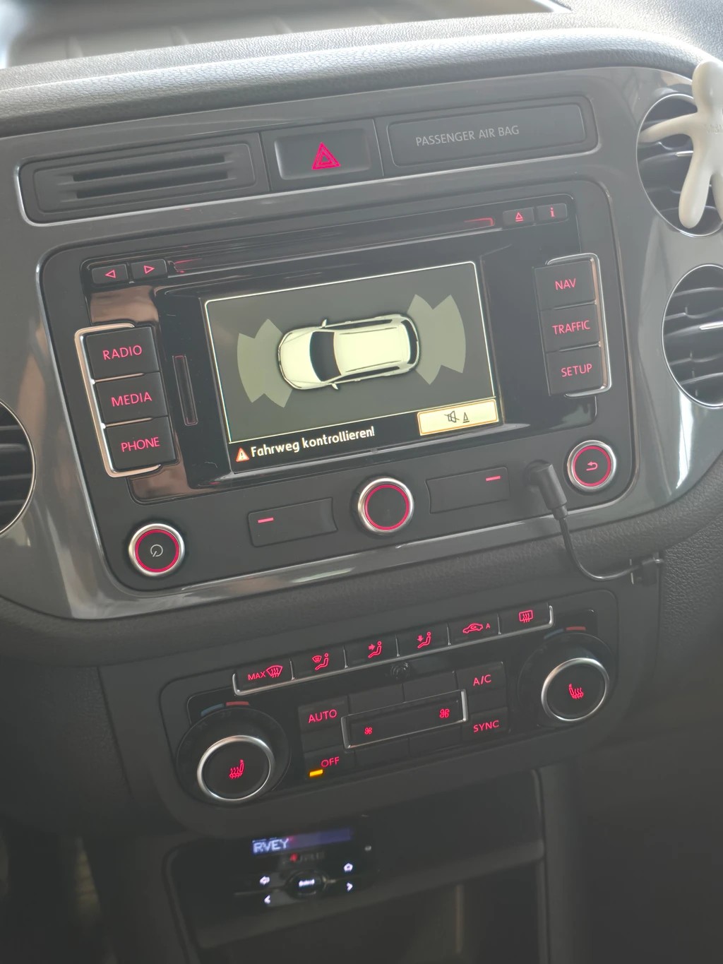 VW Tiguan 2.0 TDI BMT R-Line Design 4Motion DSG-image-9