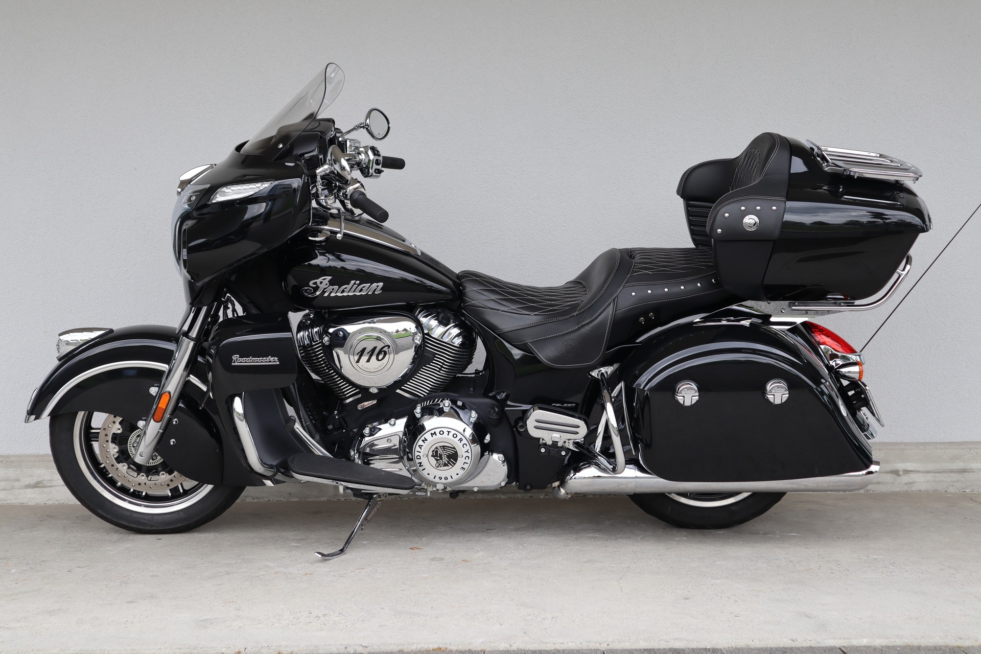 INDIAN Roadmaster-showroom-element-3