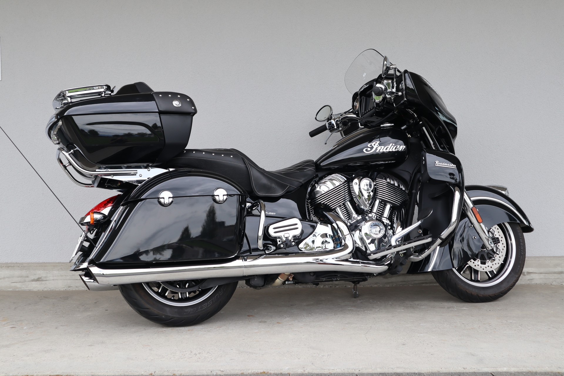INDIAN Roadmaster-showroom-element-2