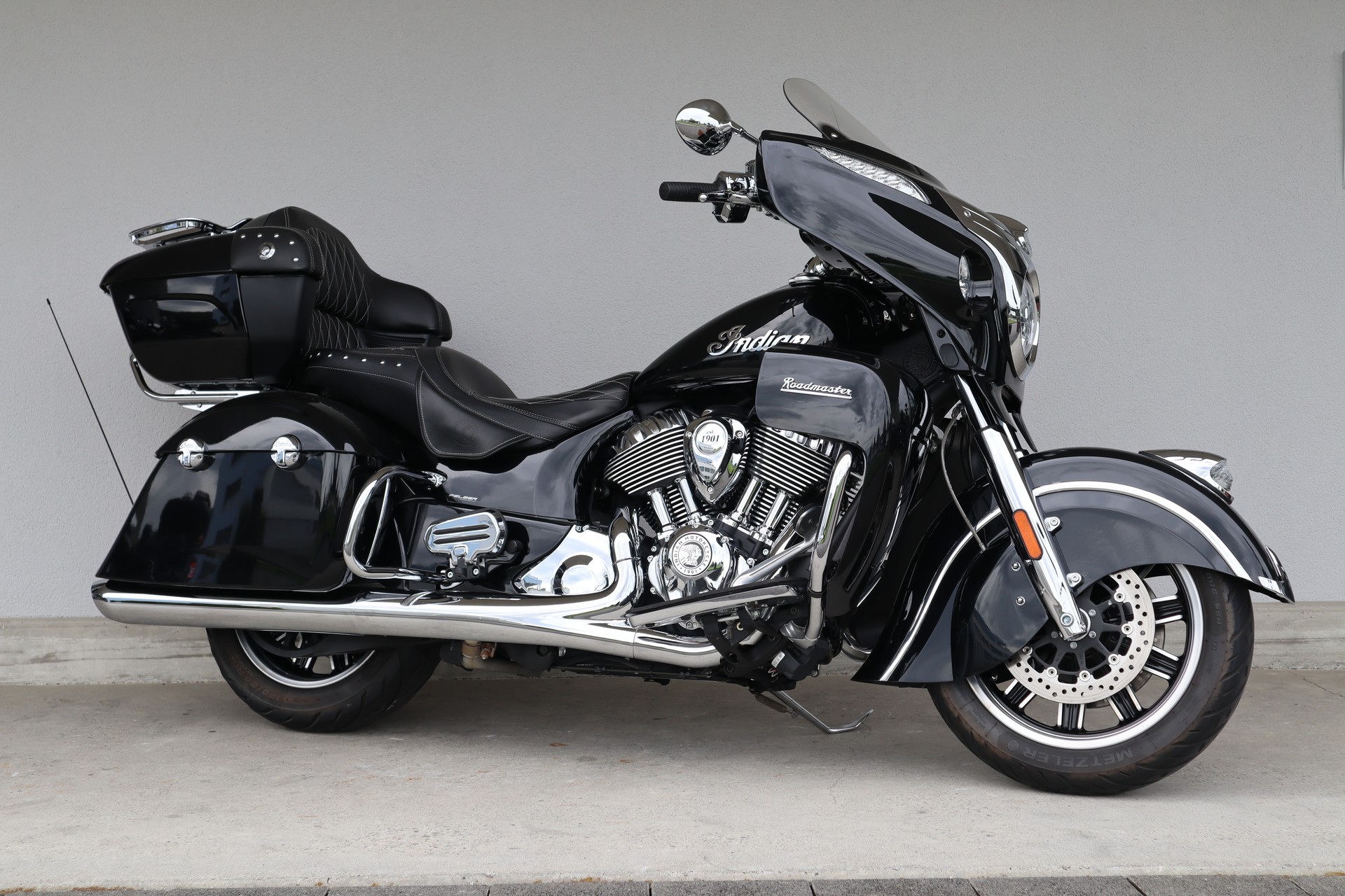 INDIAN Roadmaster-showroom-element-1