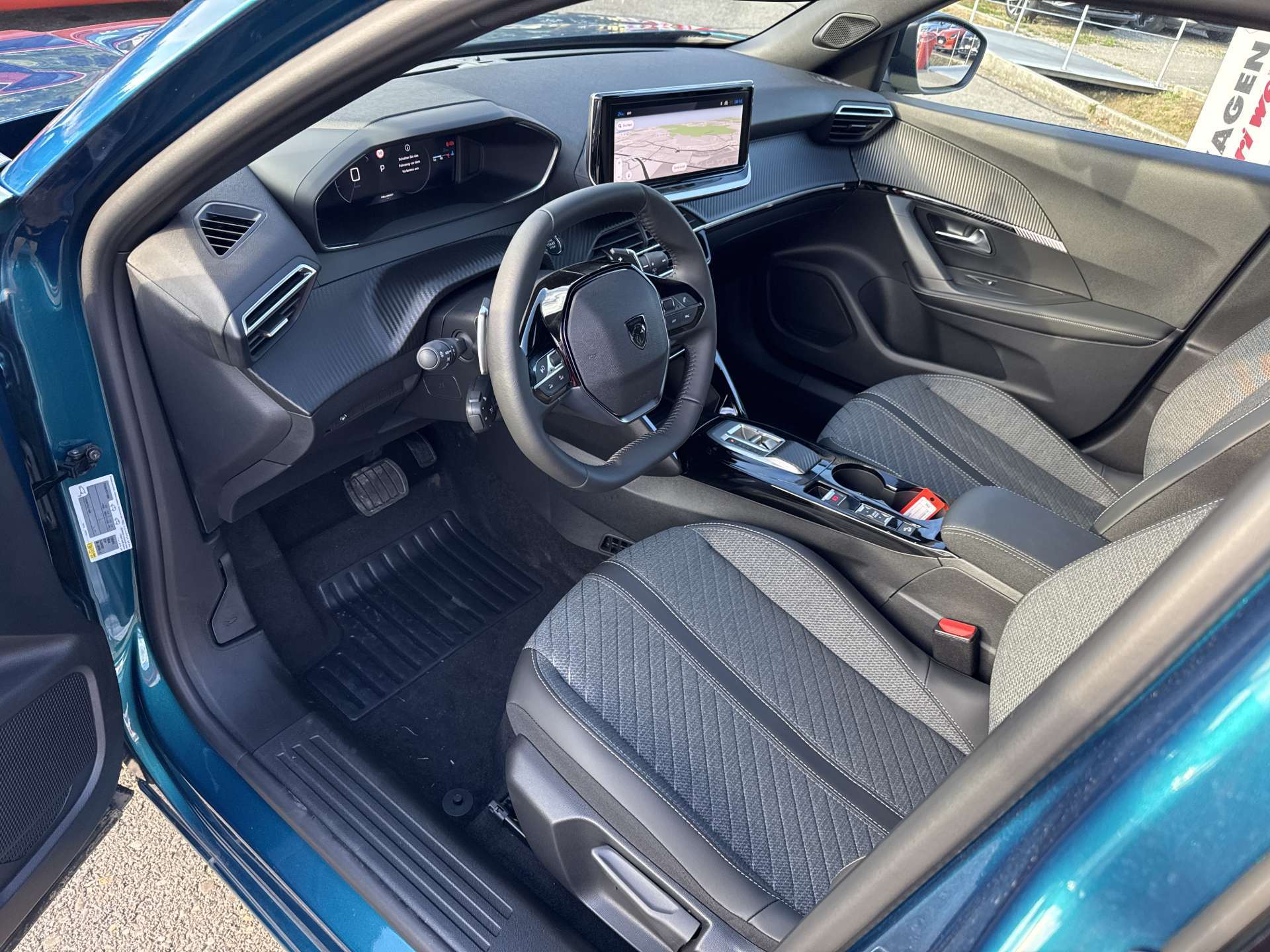 PEUGEOT 2008 1.2 145 MHEV Allure Automat-image-5