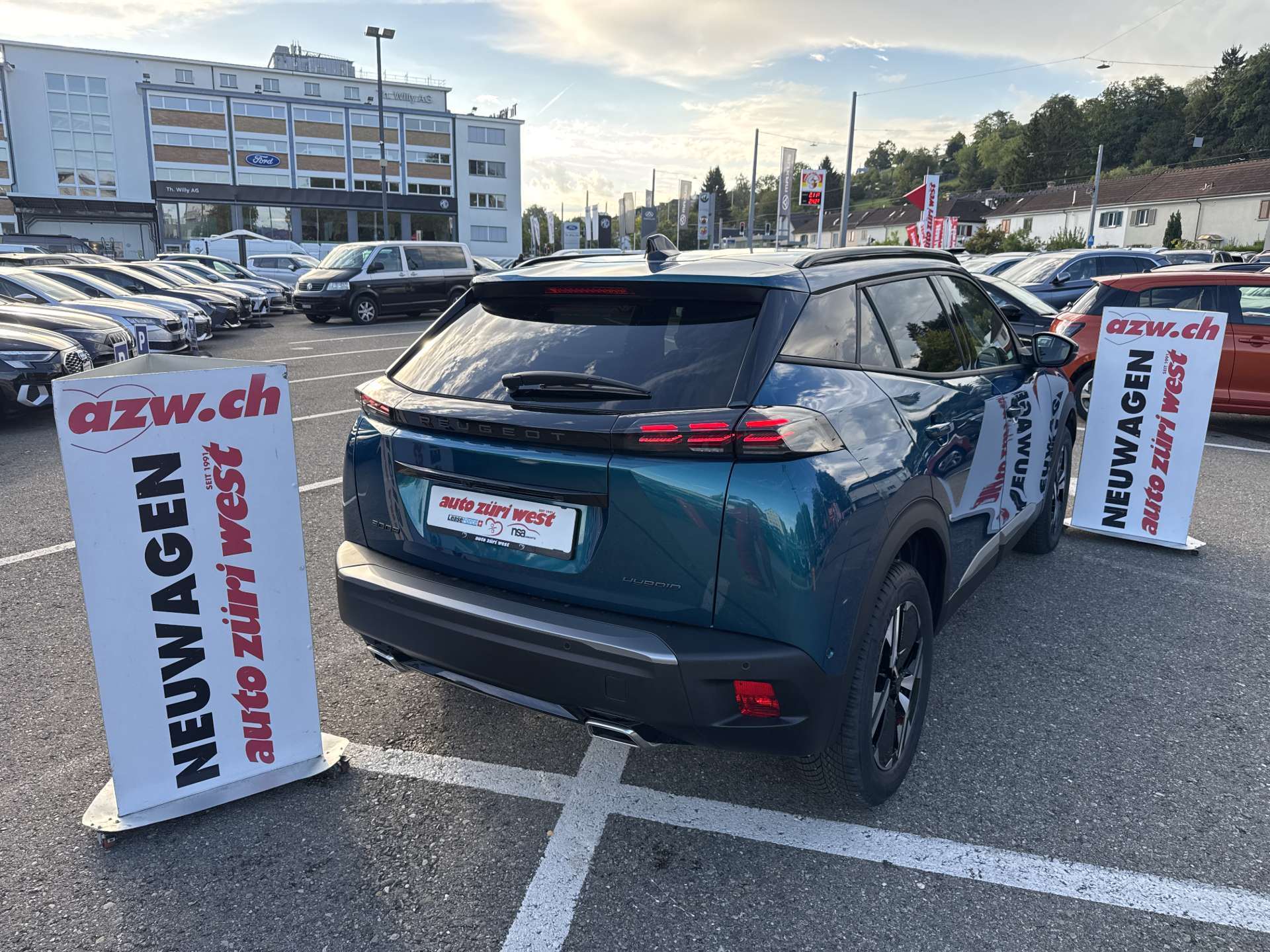 PEUGEOT 2008 1.2 145 MHEV Allure Automat-image-2