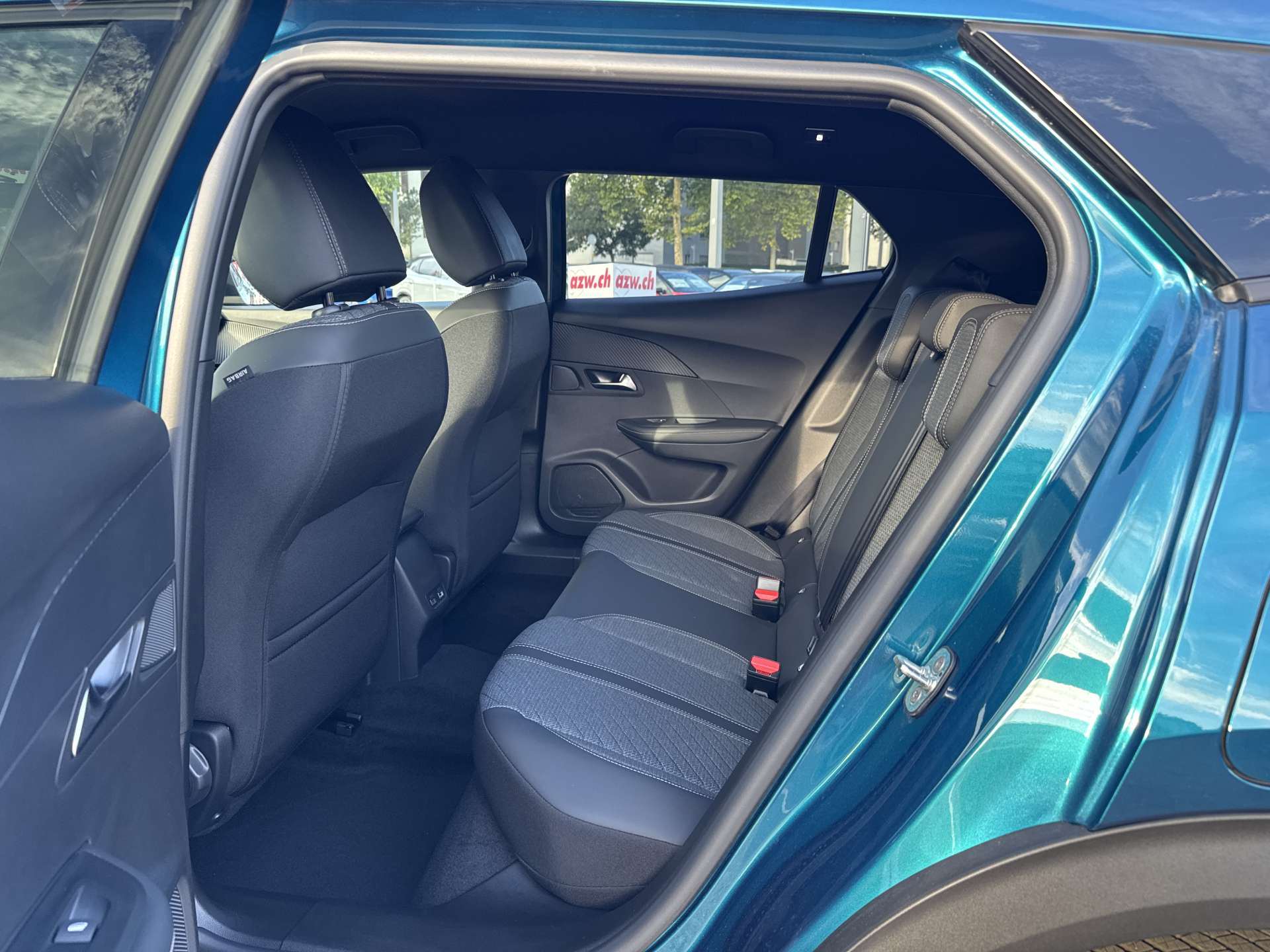 PEUGEOT 2008 1.2 145 MHEV Allure Automat-image-6