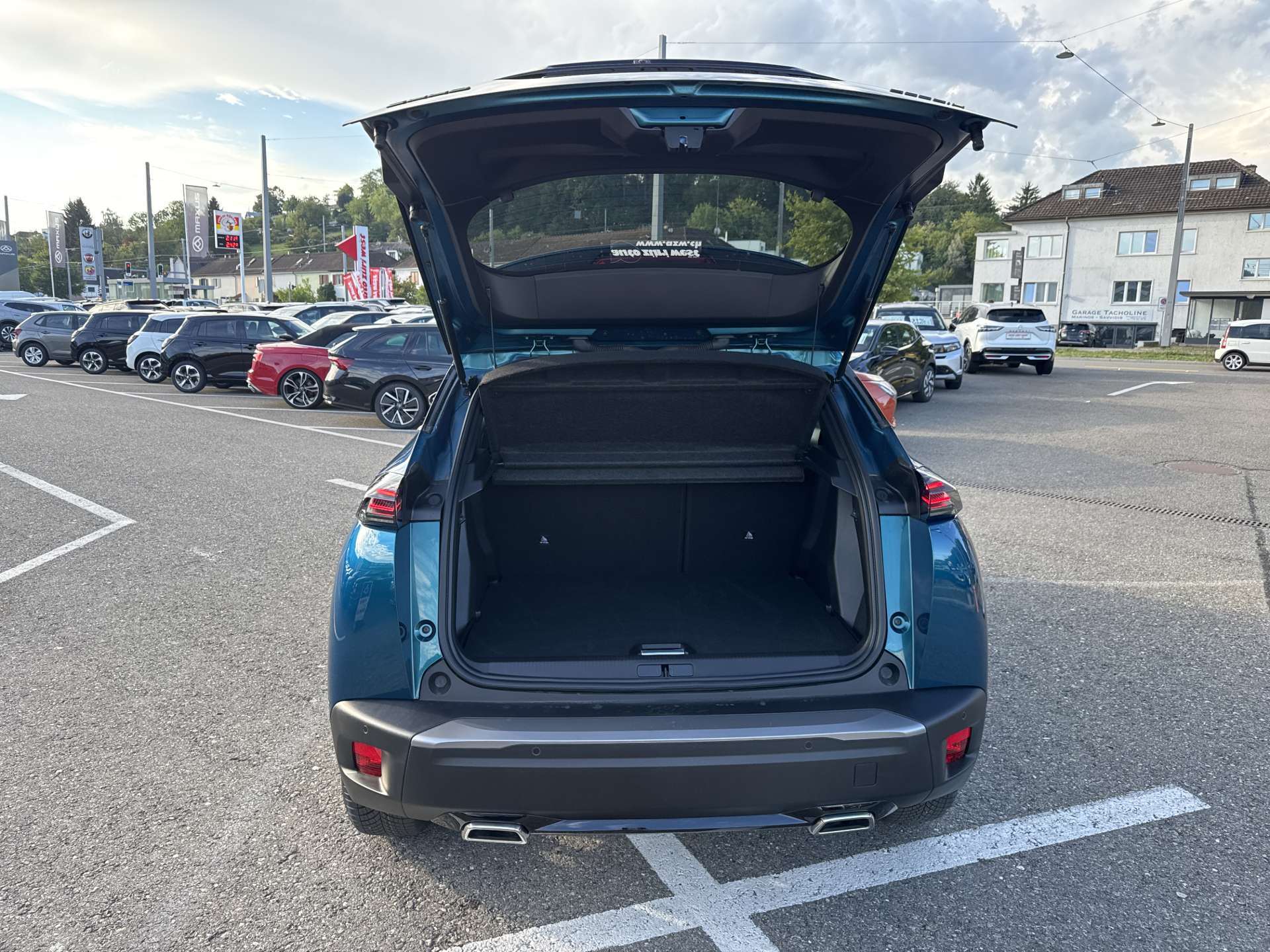 PEUGEOT 2008 1.2 145 MHEV Allure Automat-image-7