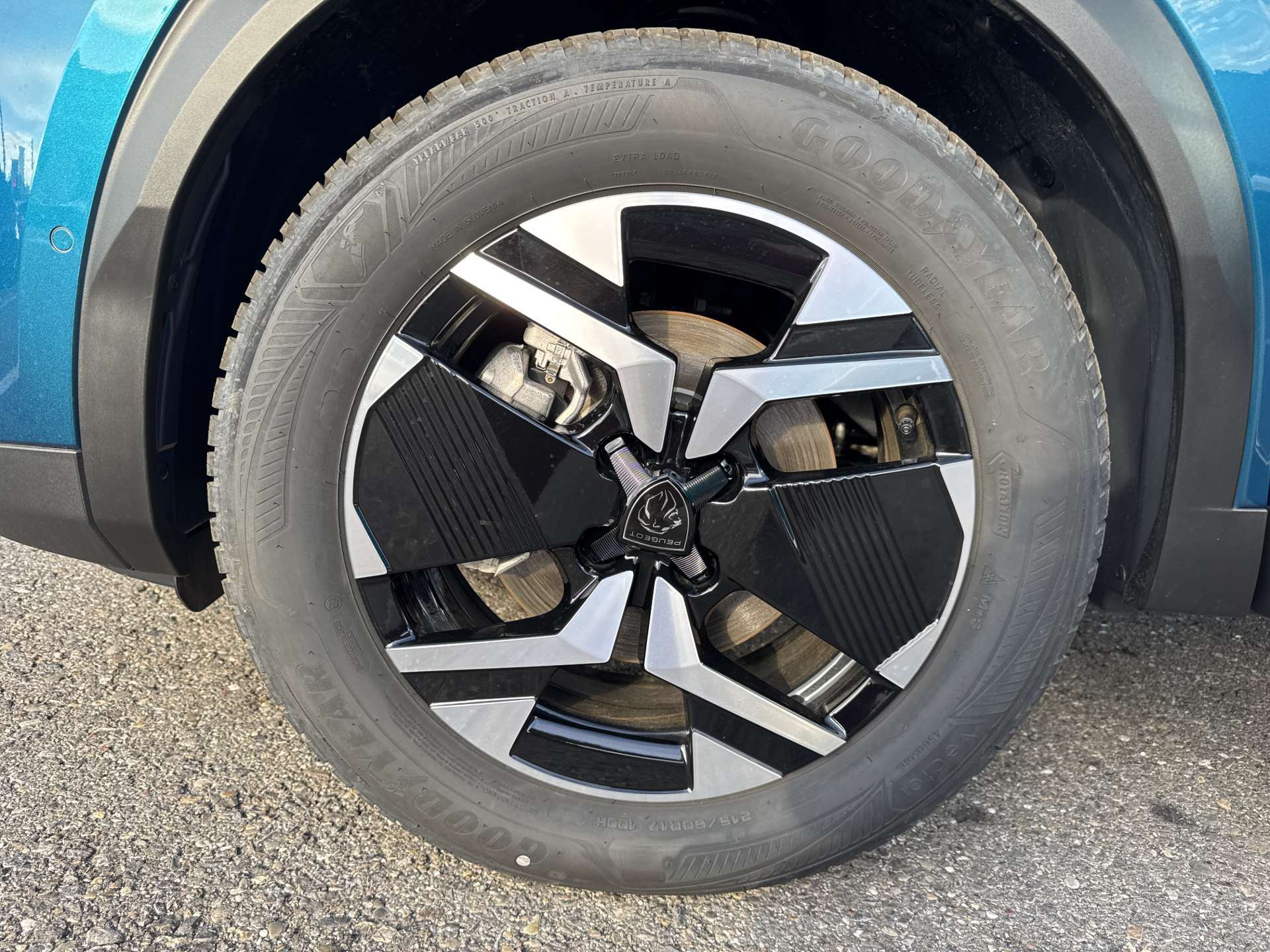 PEUGEOT 2008 1.2 145 MHEV Allure Automat-image-8