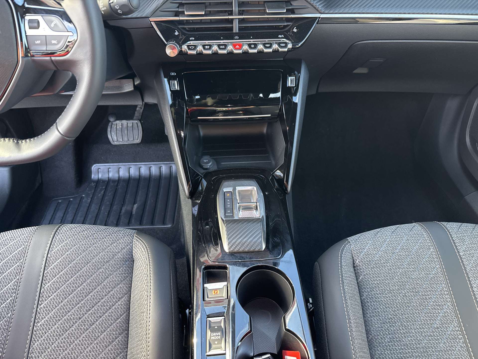 PEUGEOT 2008 1.2 145 MHEV Allure Automat-image-11