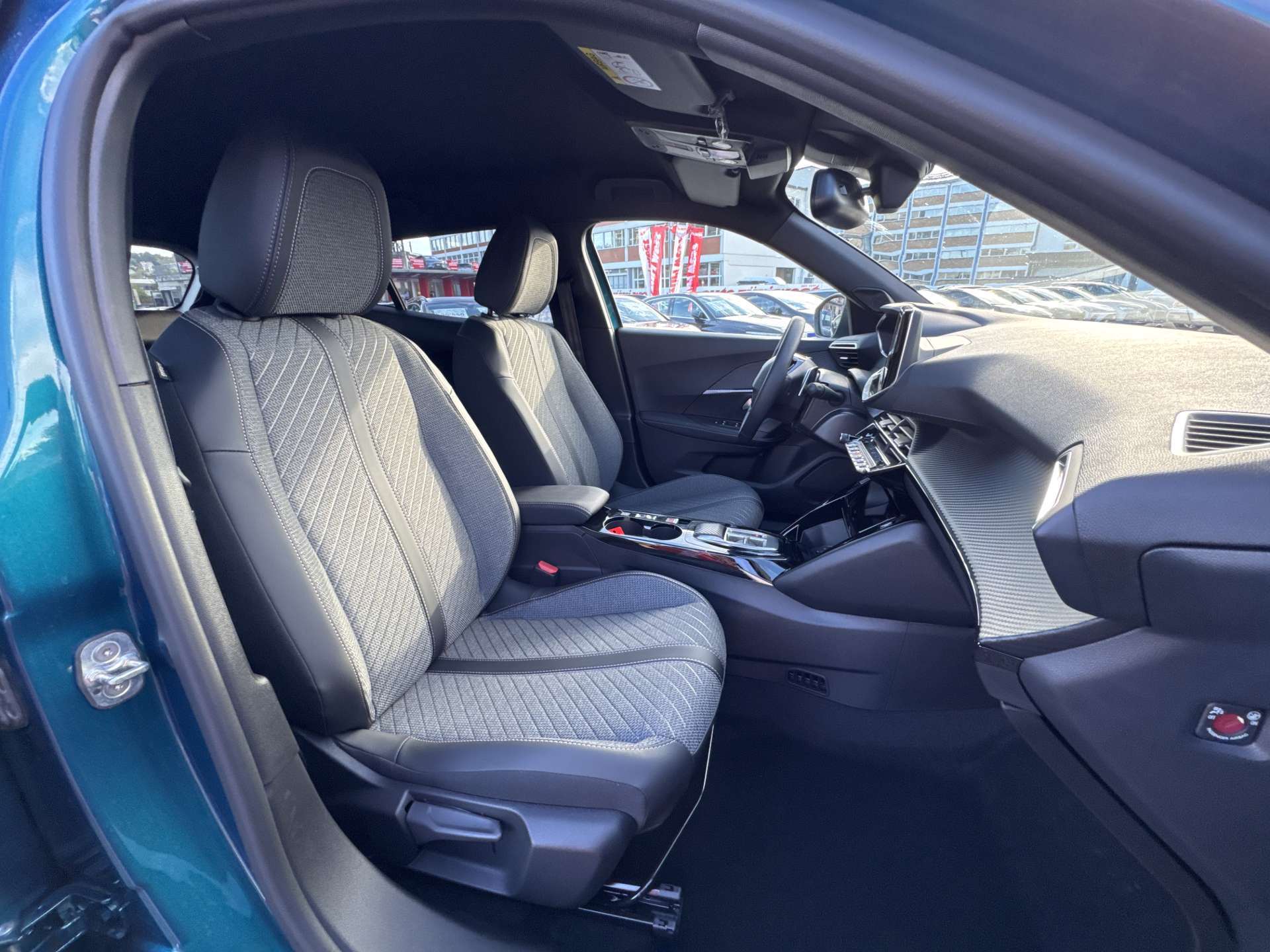 PEUGEOT 2008 1.2 145 MHEV Allure Automat-image-12