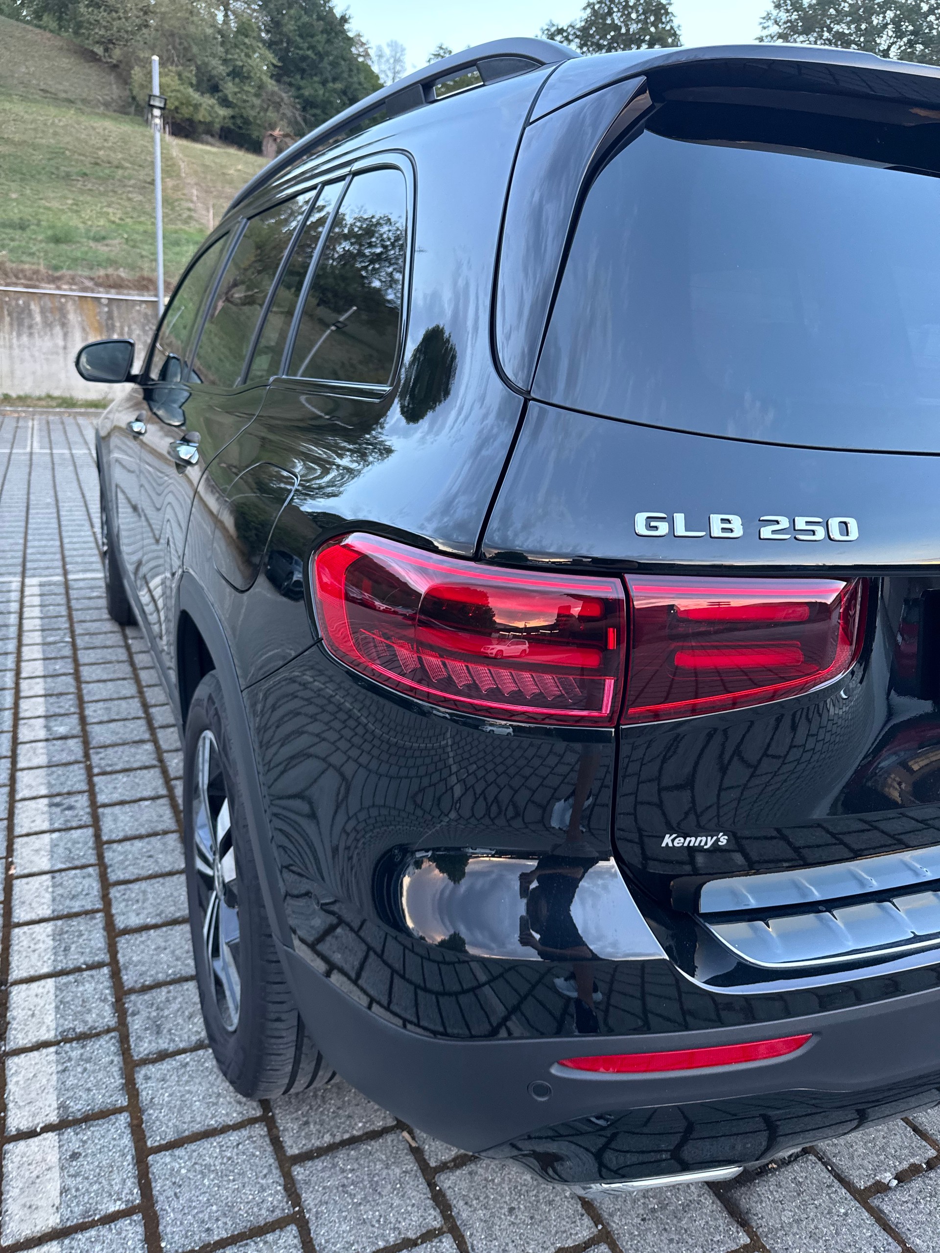 MERCEDES-BENZ GLB 250 Progressive 4matic-image-4