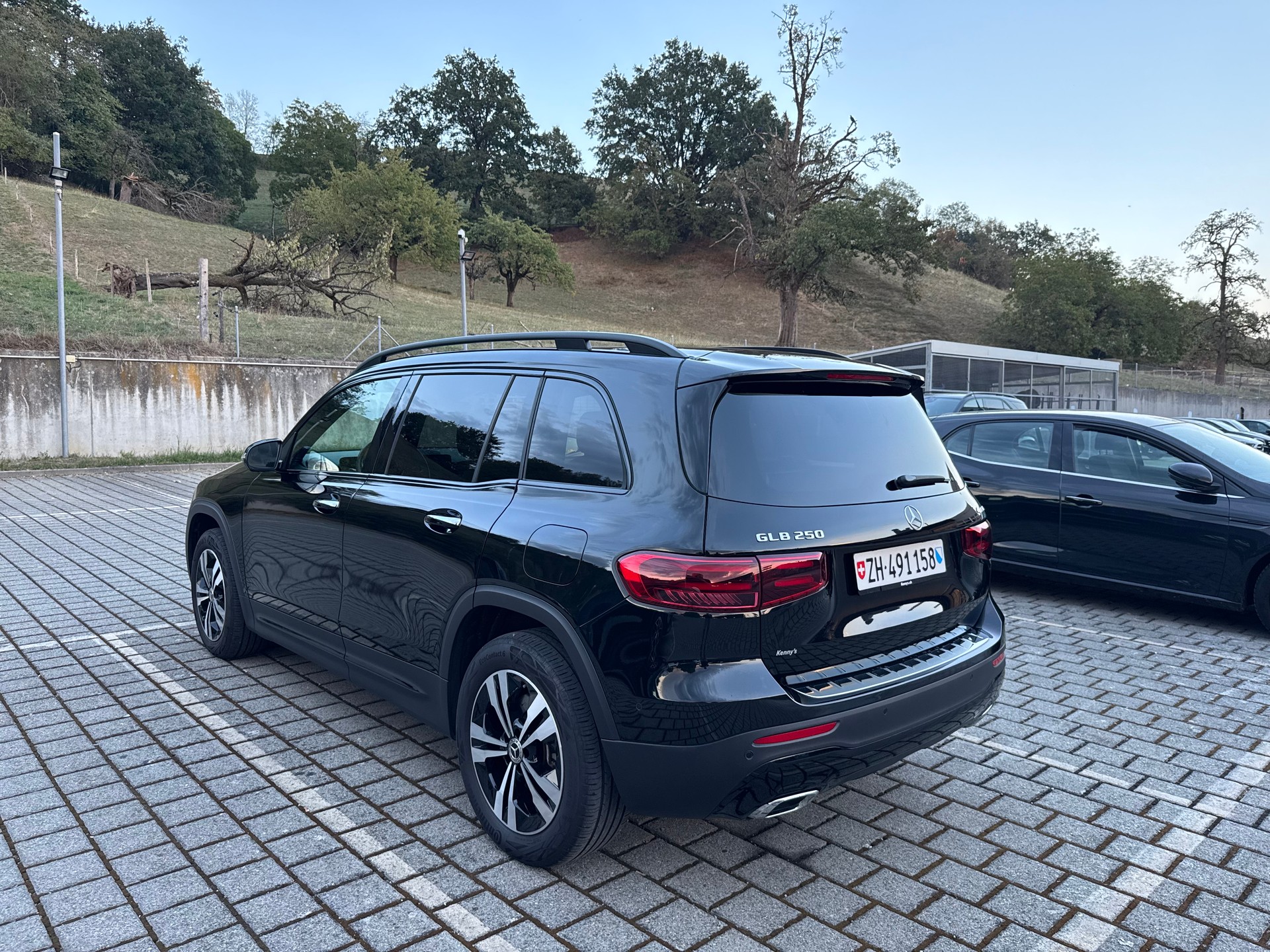 MERCEDES-BENZ GLB 250 Progressive 4matic-image-8