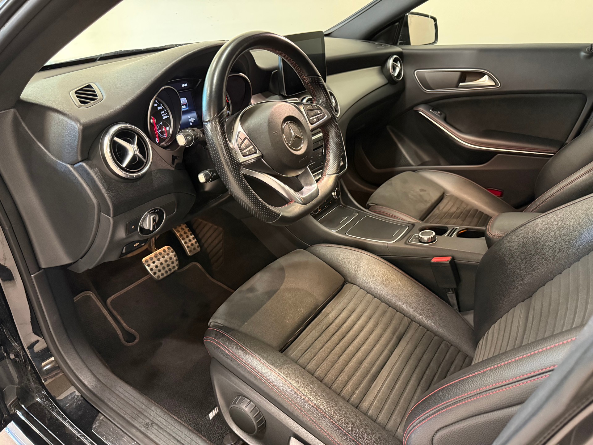 MERCEDES-BENZ CLA Shooting Brake 220 AMG Line 4Matic 7G-DCT-image-6
