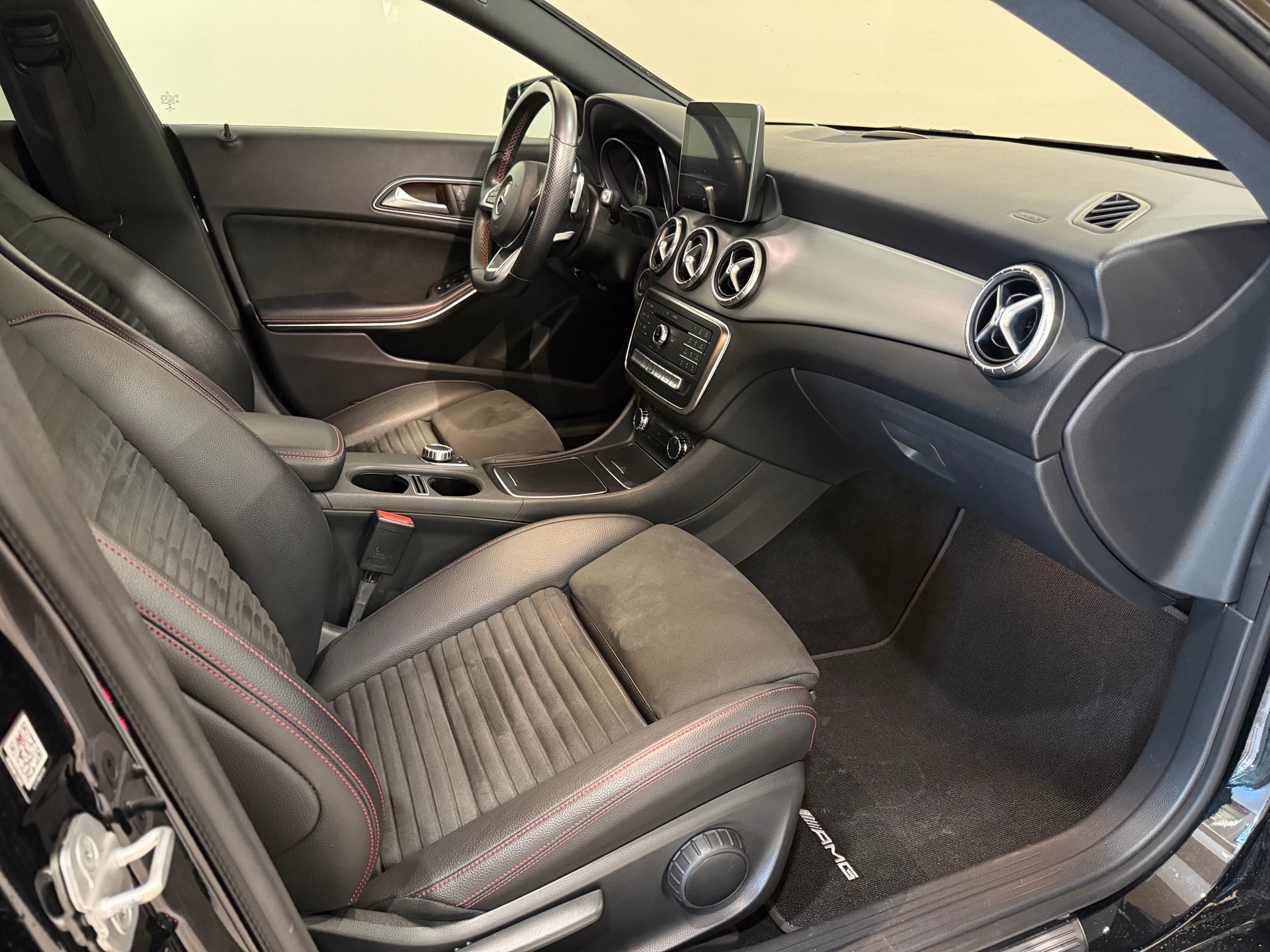 MERCEDES-BENZ CLA Shooting Brake 220 AMG Line 4Matic 7G-DCT-image-8