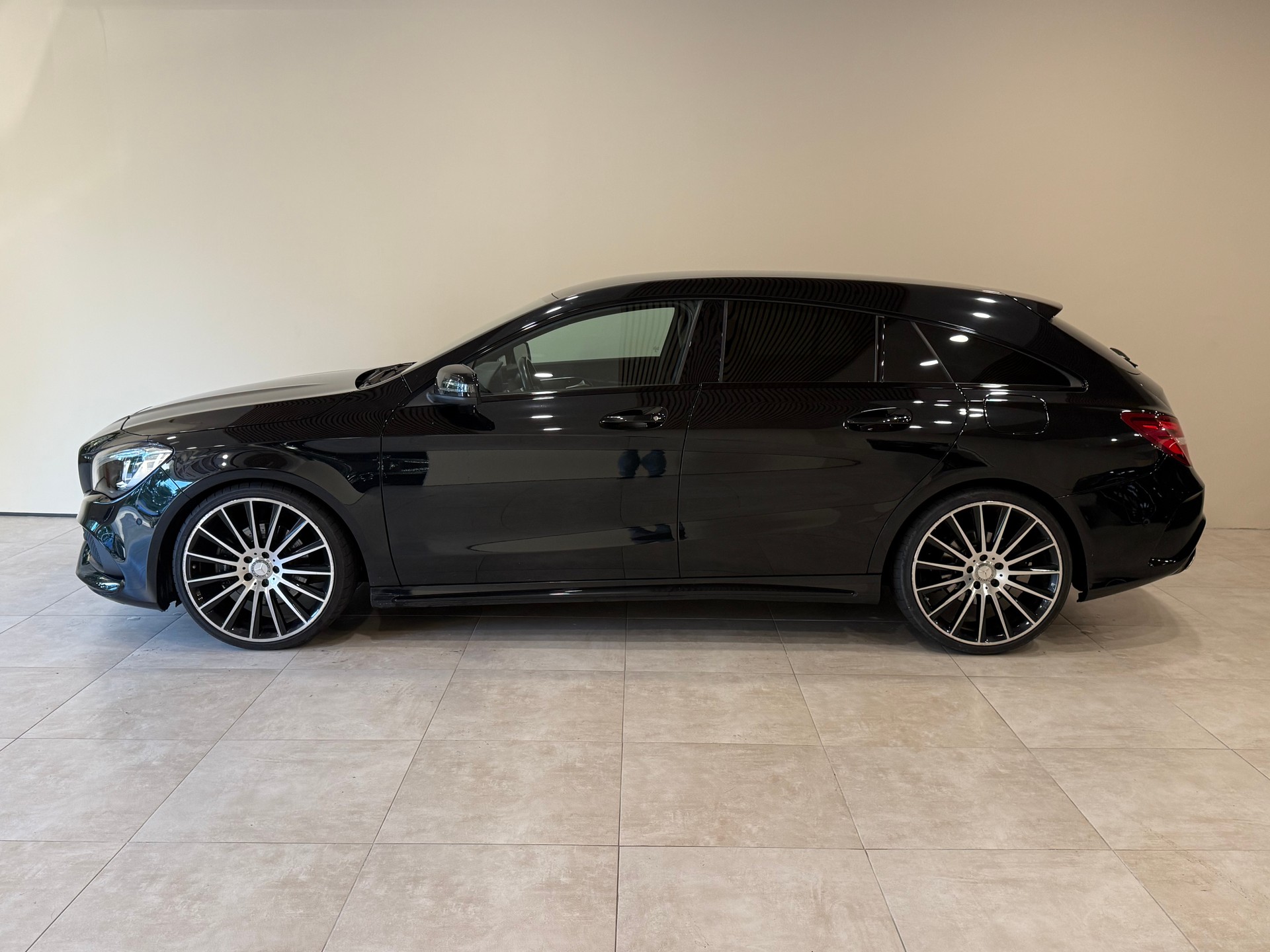 MERCEDES-BENZ CLA Shooting Brake 220 AMG Line 4Matic 7G-DCT-image-2