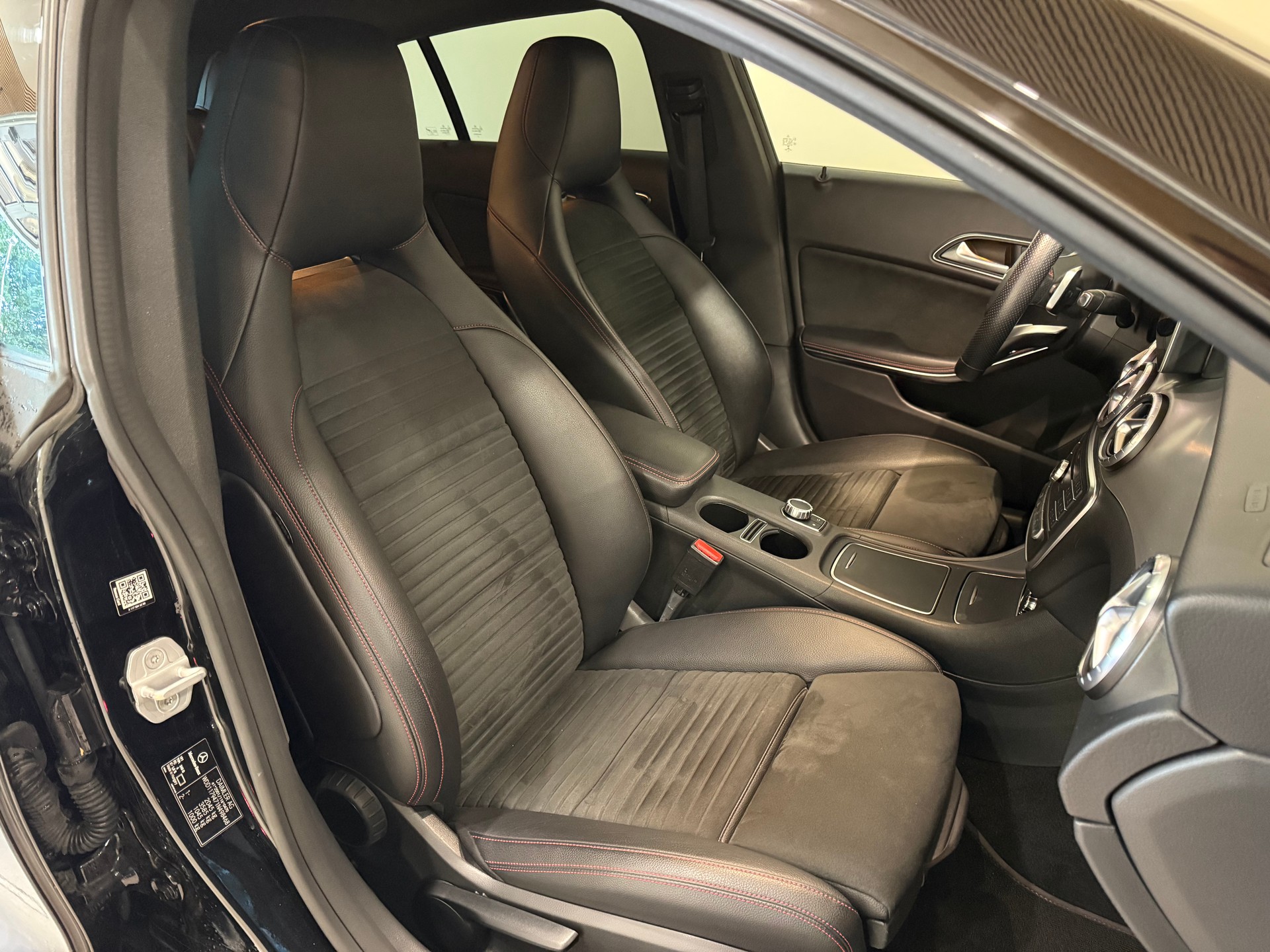 MERCEDES-BENZ CLA Shooting Brake 220 AMG Line 4Matic 7G-DCT-image-9