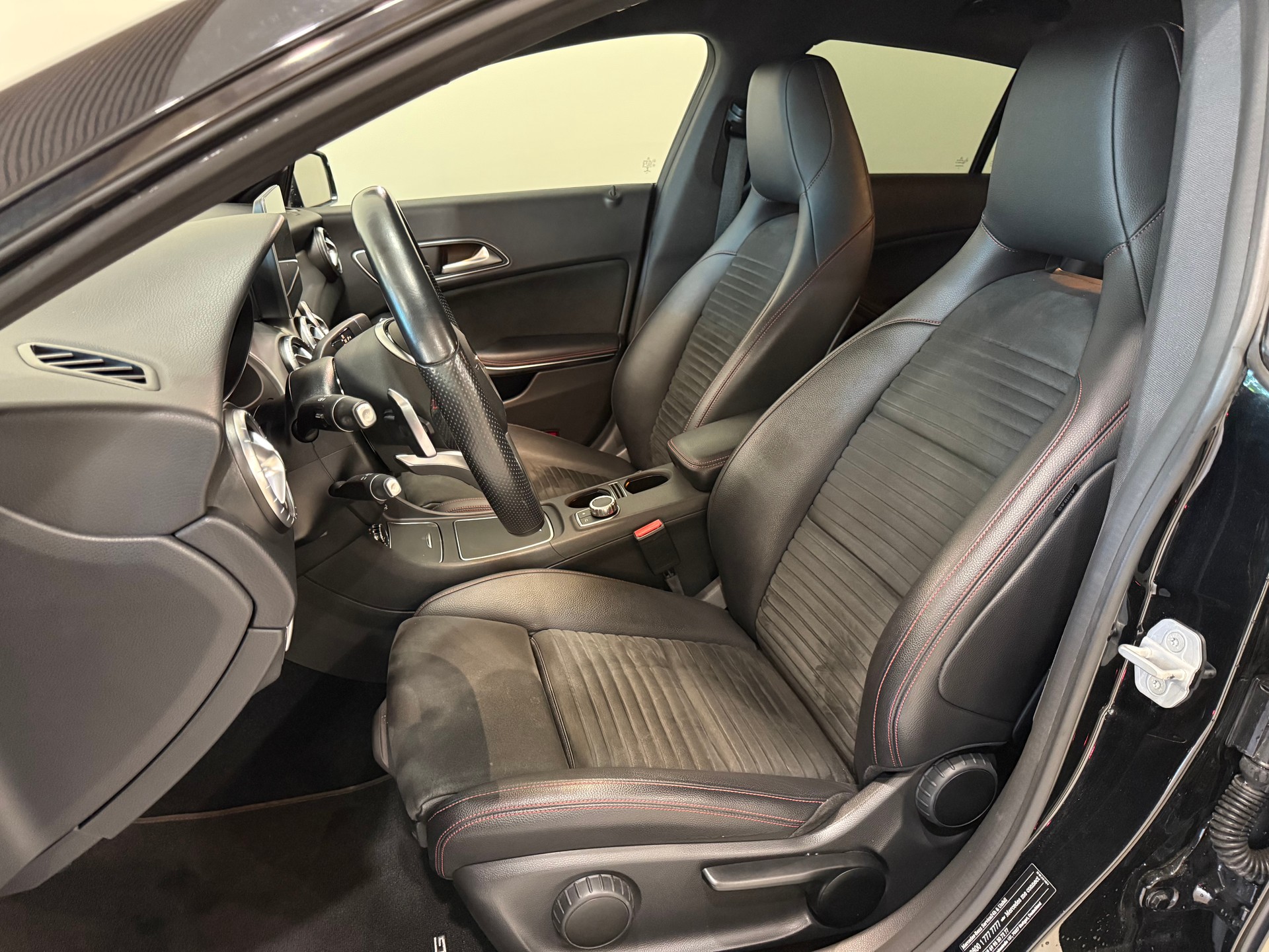 MERCEDES-BENZ CLA Shooting Brake 220 AMG Line 4Matic 7G-DCT-image-7