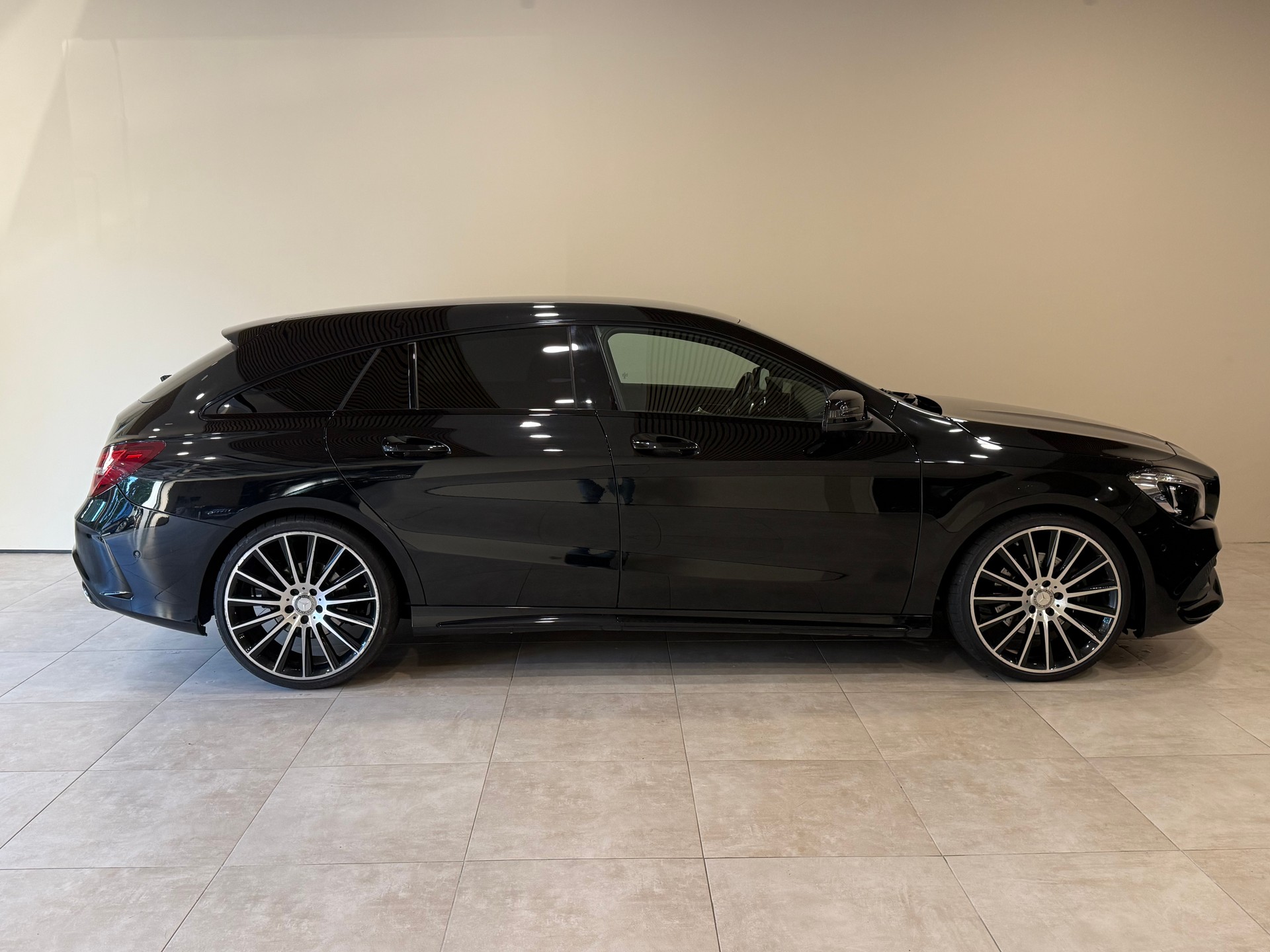 MERCEDES-BENZ CLA Shooting Brake 220 AMG Line 4Matic 7G-DCT-image-5
