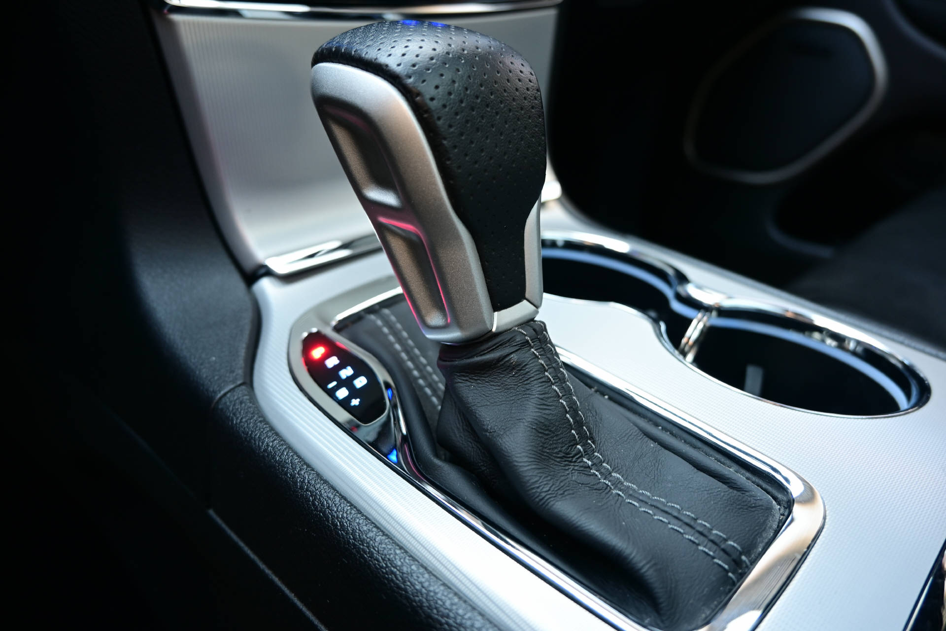 JEEP Grand Cherokee 6.4 V8 HEMI SRT8 *Matt Black*Carbon Interieur*-image-21