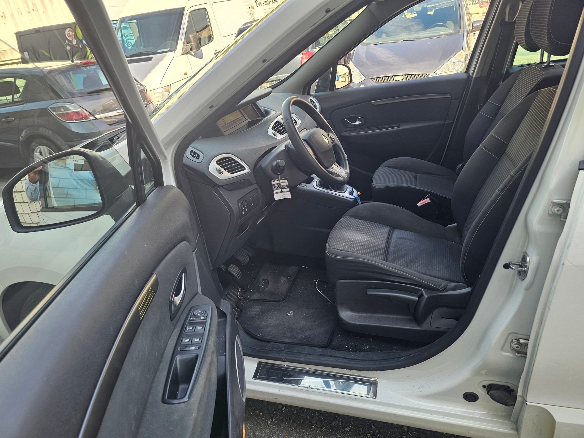 RENAULT Grand Scénic 1.4 16V Turbo Privilège-image-8