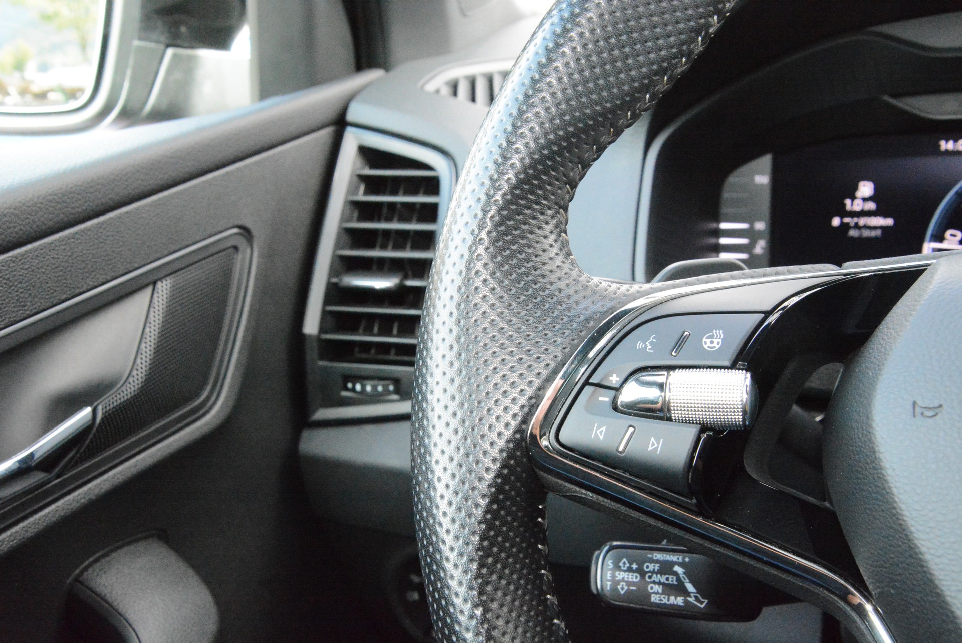 SKODA Karoq 2.0 TSI SportLine 4x4 DSG-image-13