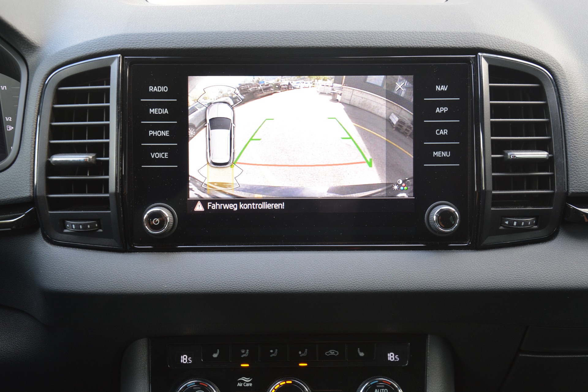 SKODA Karoq 2.0 TSI SportLine 4x4 DSG-image-9