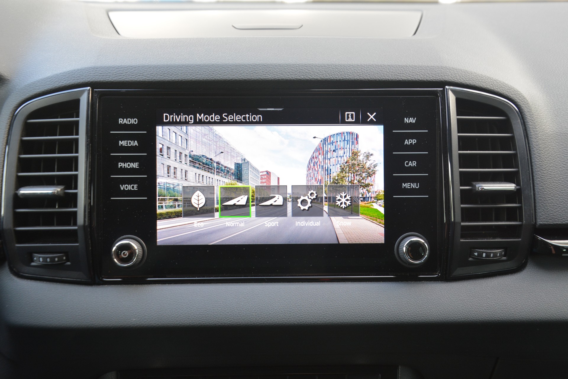 SKODA Karoq 2.0 TSI SportLine 4x4 DSG-image-10