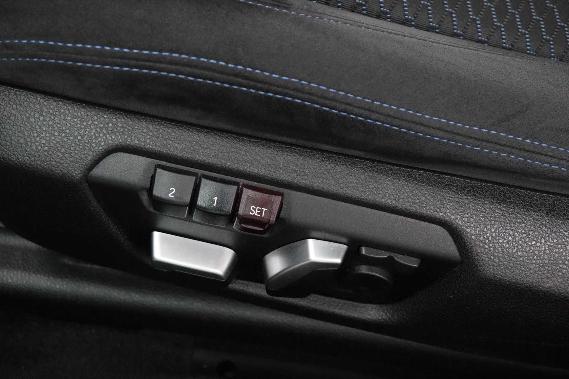 BMW M240i xDrive Steptronic-image-18