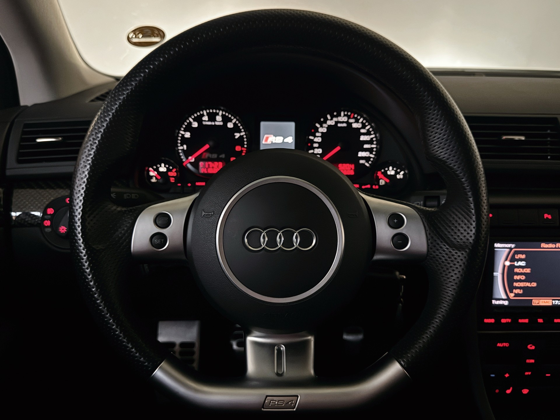 AUDI RS4 Limousine 4.2 V8 quattro-image-19