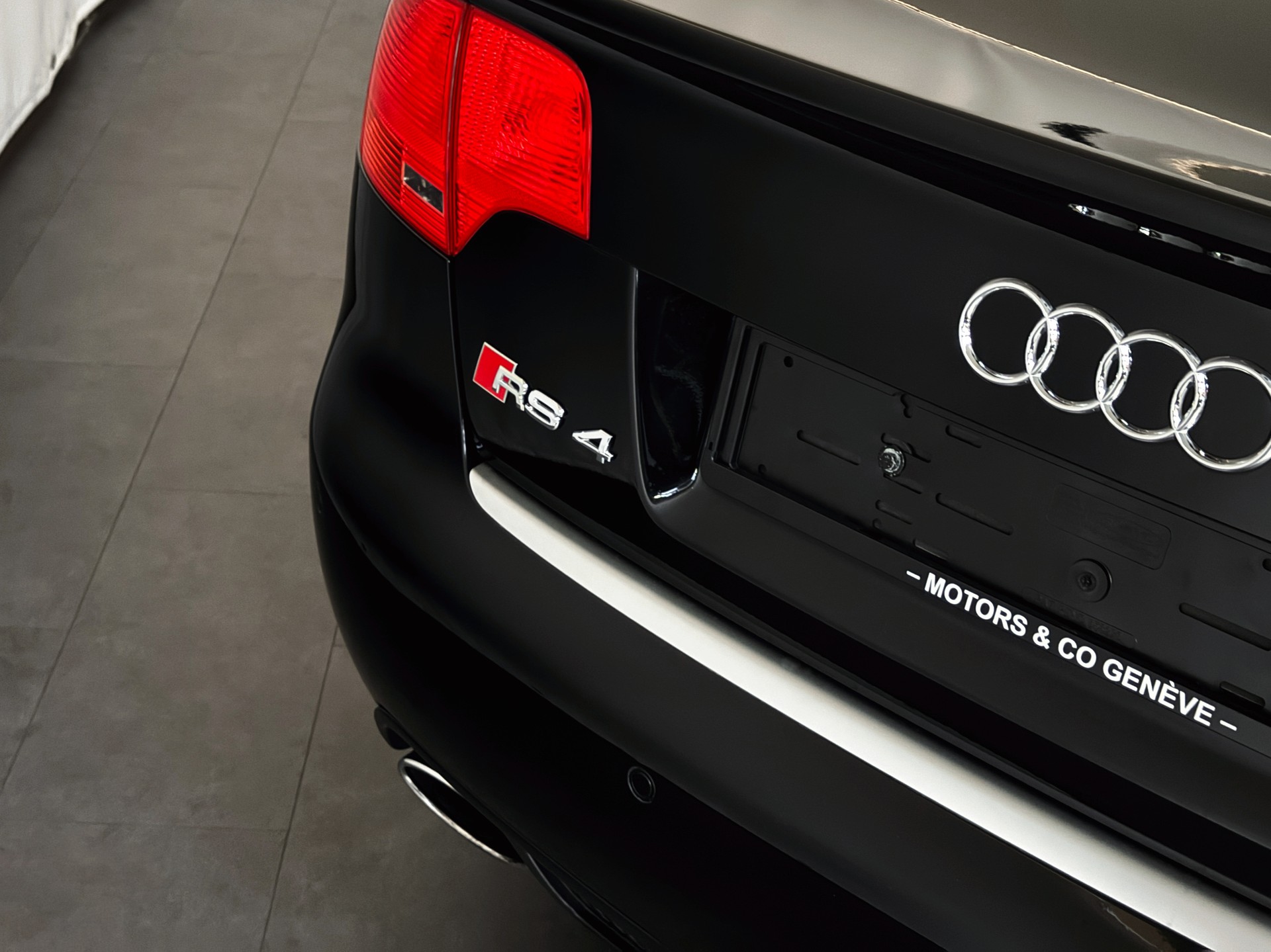 AUDI RS4 Limousine 4.2 V8 quattro-image-31