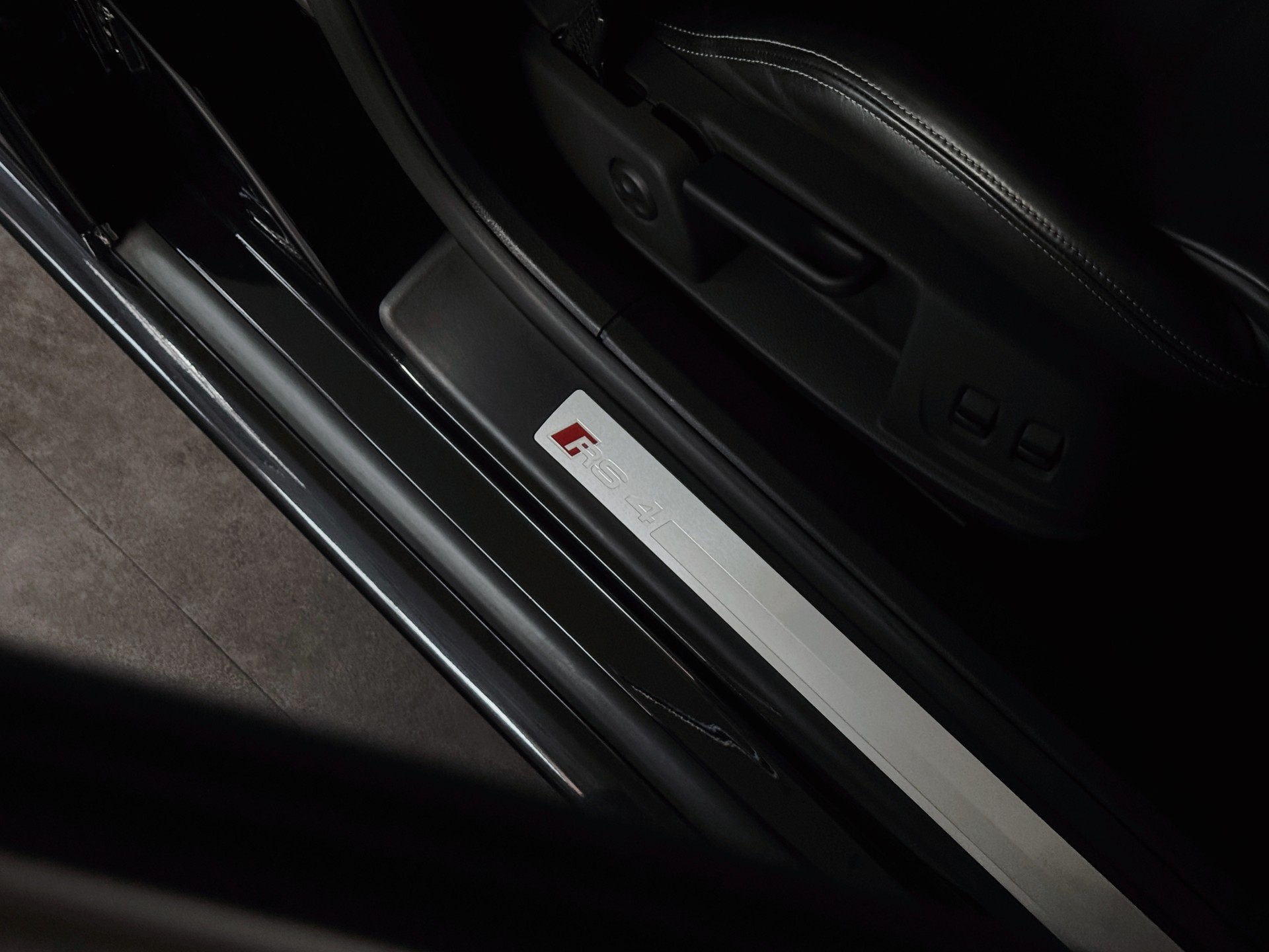 AUDI RS4 Limousine 4.2 V8 quattro-image-23