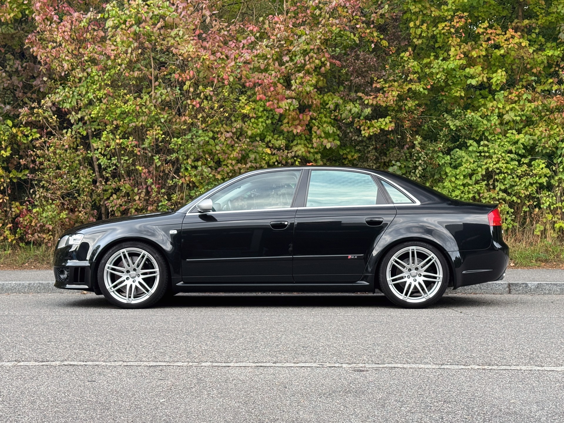 AUDI RS4 Limousine 4.2 V8 quattro-image-2