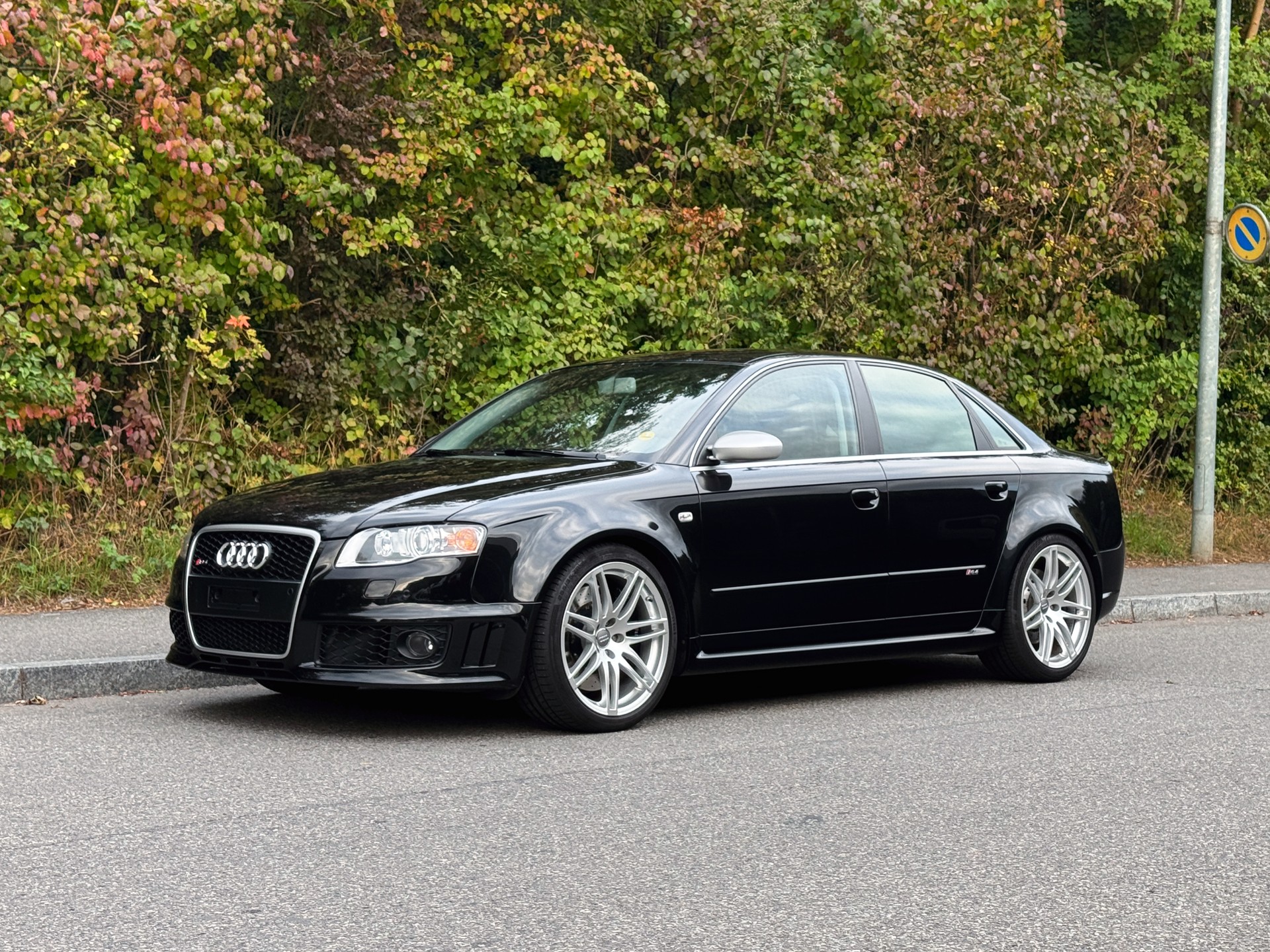 AUDI RS4 Limousine 4.2 V8 quattro-image-1