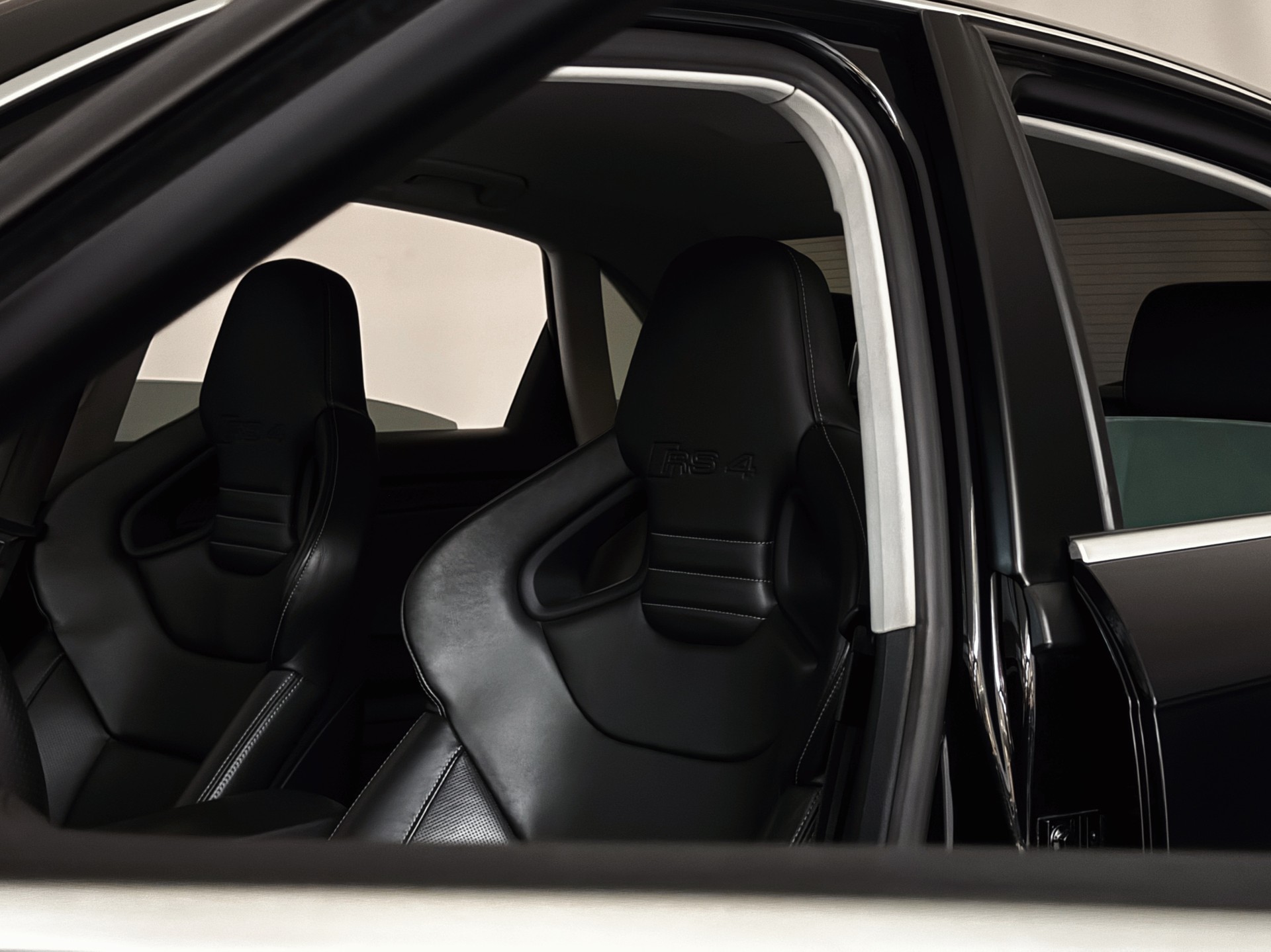 AUDI RS4 Limousine 4.2 V8 quattro-image-13