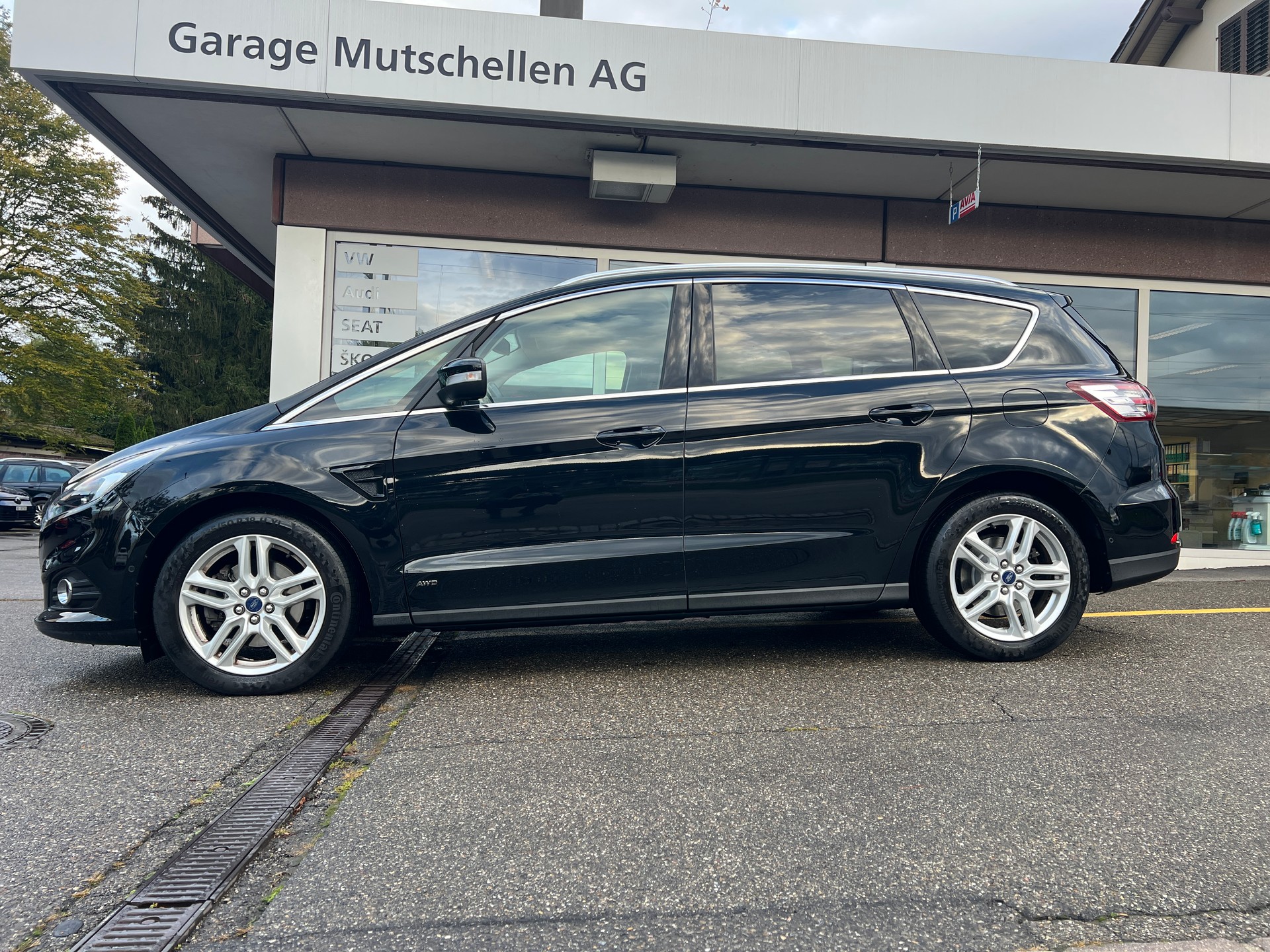 FORD S-Max 2.0 TDCi teuerste Version Titanium 7-Sitzer AWD PowerShift CH-Auto 57% unter NP-image-0